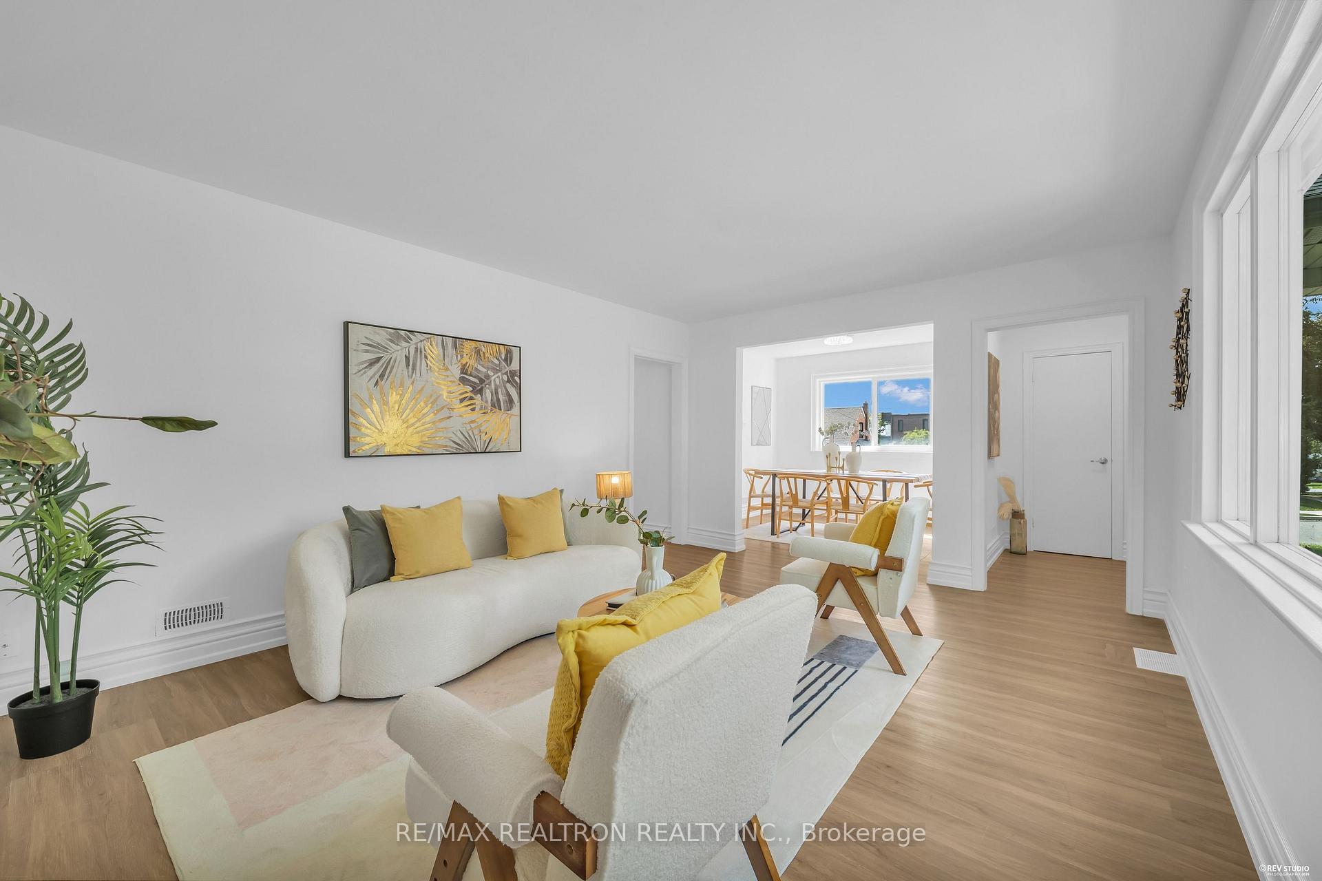 Photo 7 of 11 Harrow Drive, North York, Brookhaven-Amesbury — HOMEH