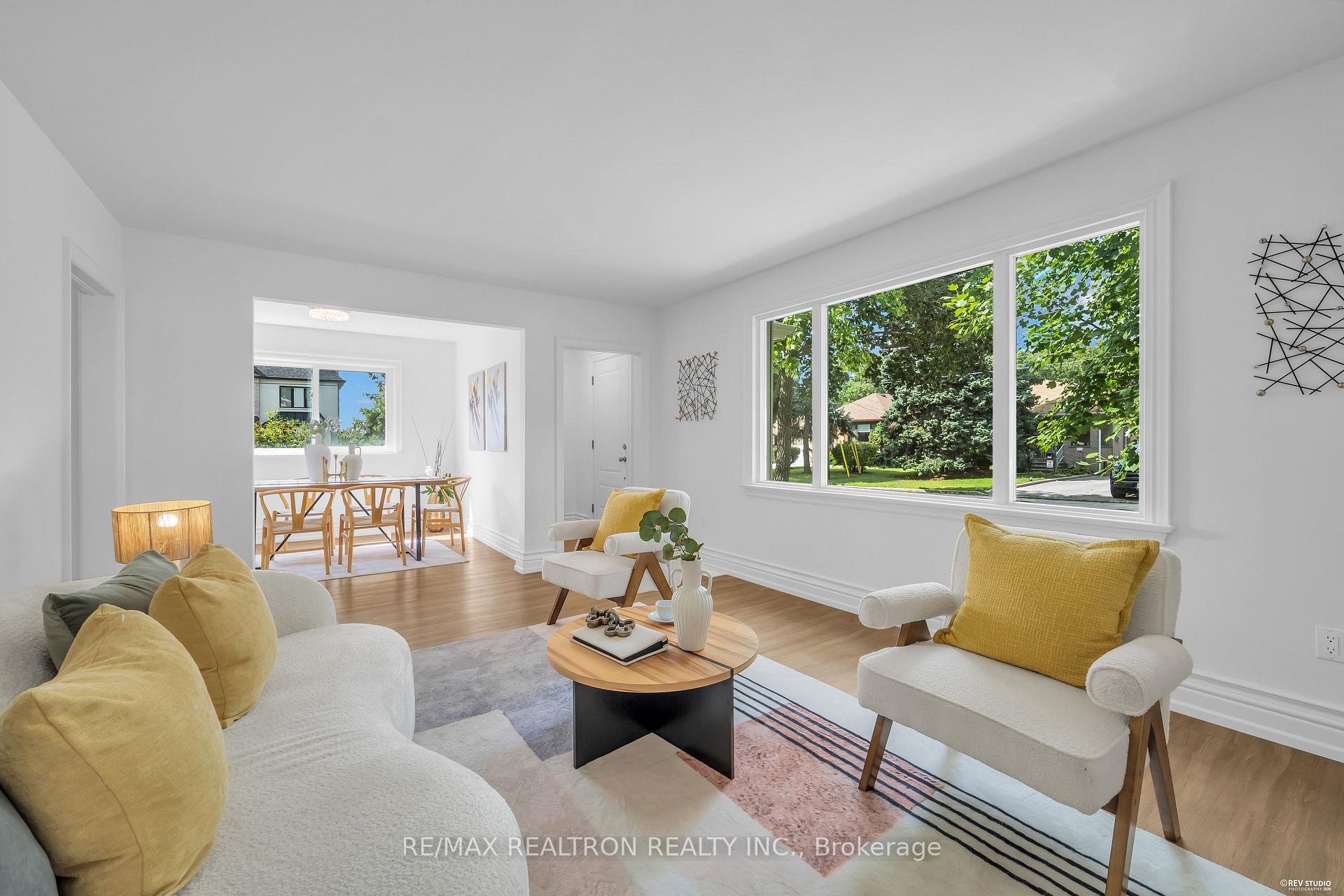 Photo 8 of 11 Harrow Drive, North York, Brookhaven-Amesbury — HOMEH