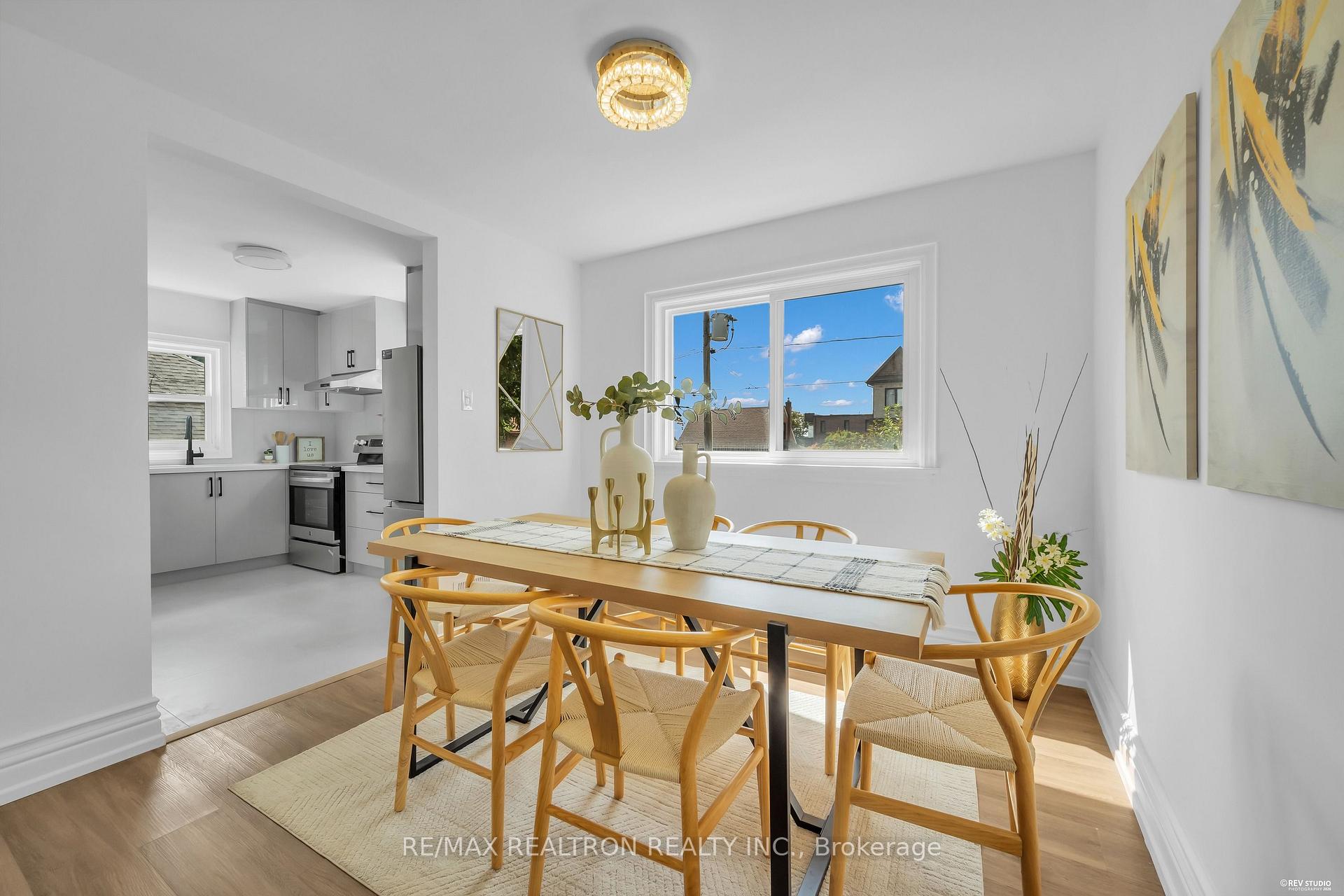Photo 9 of 11 Harrow Drive, North York, Brookhaven-Amesbury — HOMEH