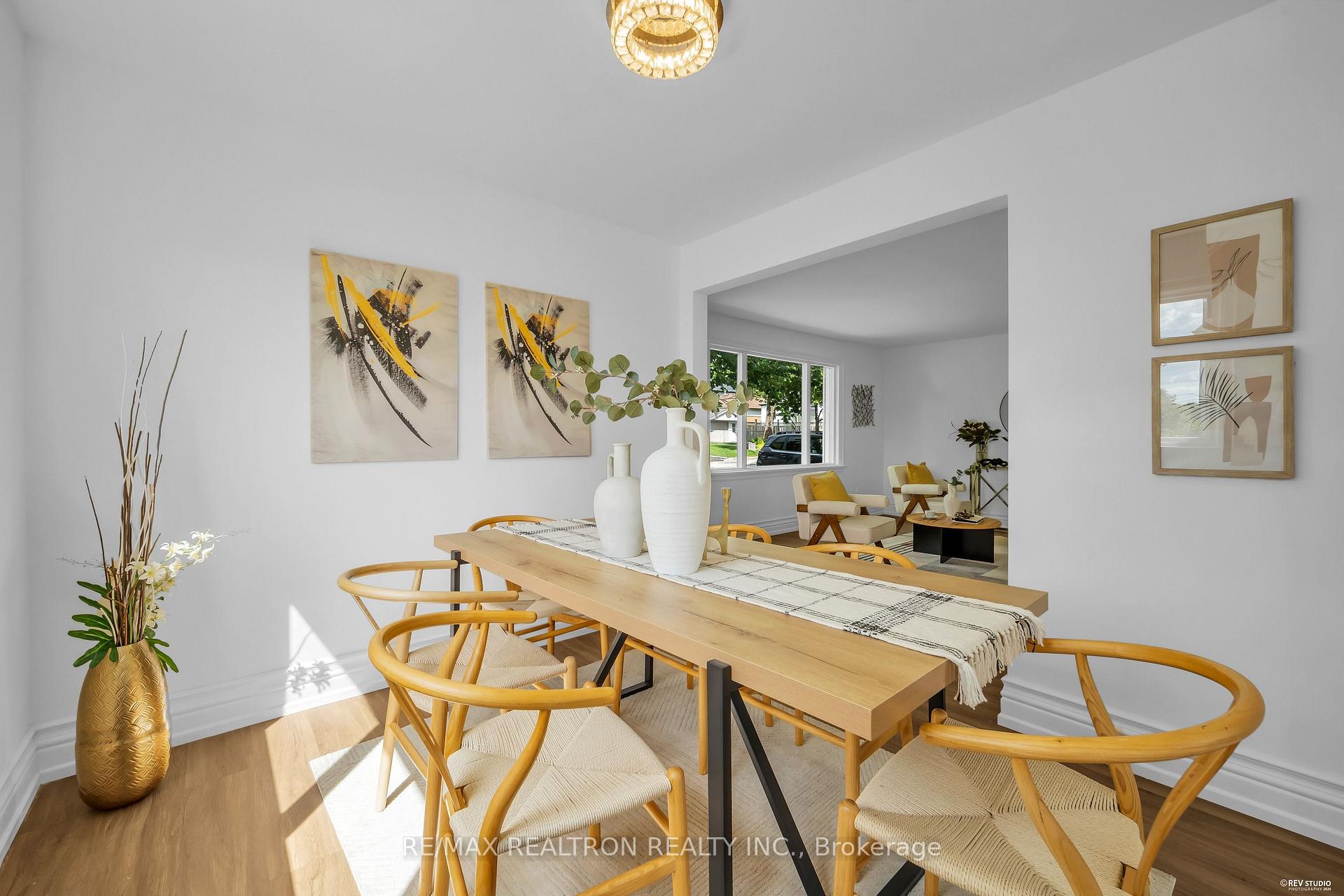 Photo 10 of 11 Harrow Drive, North York, Brookhaven-Amesbury — HOMEH