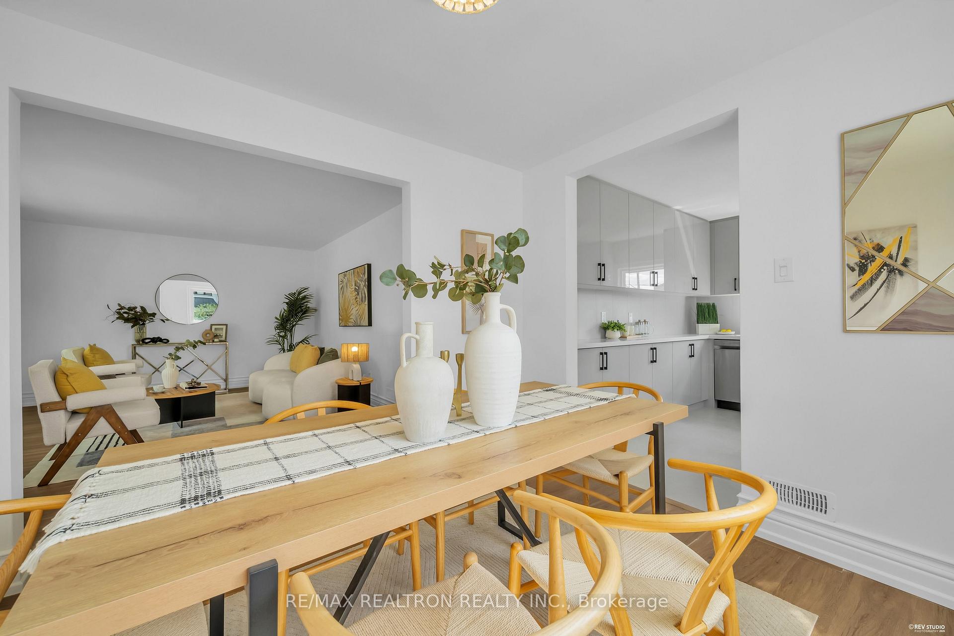 Photo 11 of 11 Harrow Drive, North York, Brookhaven-Amesbury — HOMEH