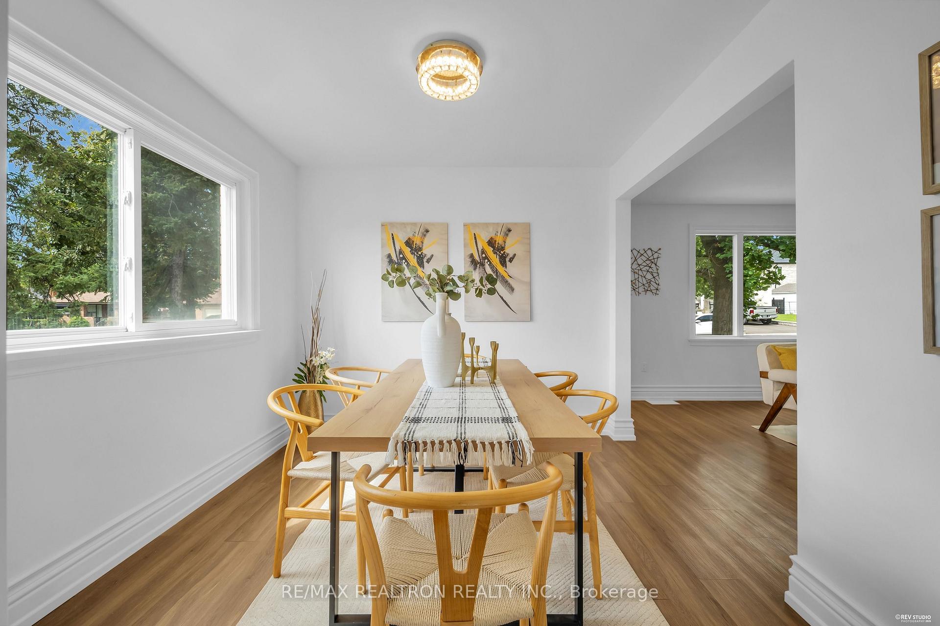 Photo 12 of 11 Harrow Drive, North York, Brookhaven-Amesbury — HOMEH