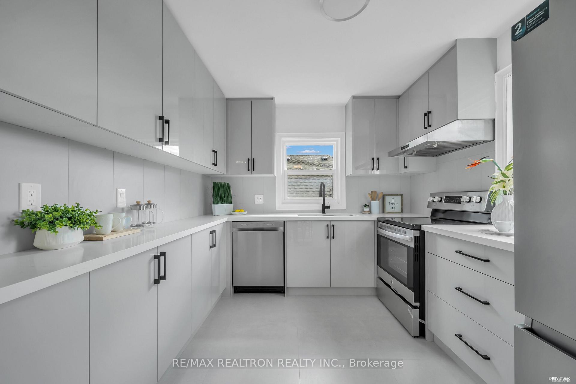 Photo 13 of 11 Harrow Drive, North York, Brookhaven-Amesbury — HOMEH