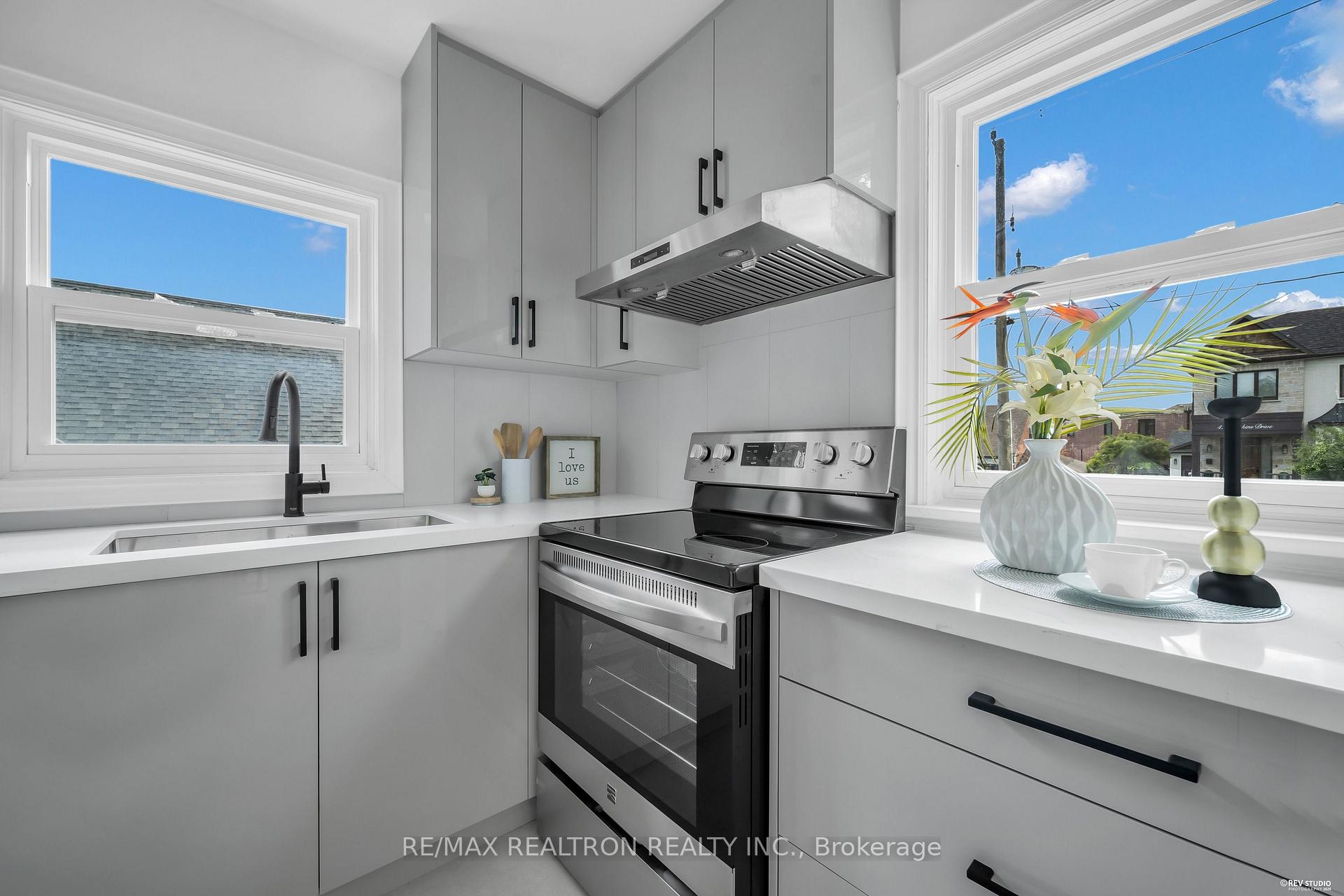 Photo 14 of 11 Harrow Drive, North York, Brookhaven-Amesbury — HOMEH
