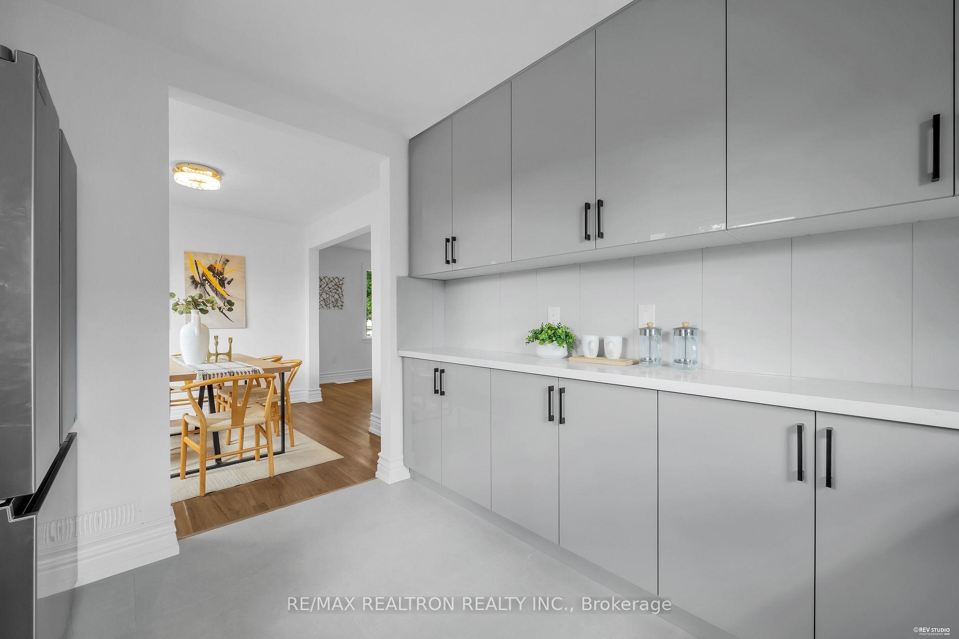 Photo 15 of 11 Harrow Drive, North York, Brookhaven-Amesbury — HOMEH
