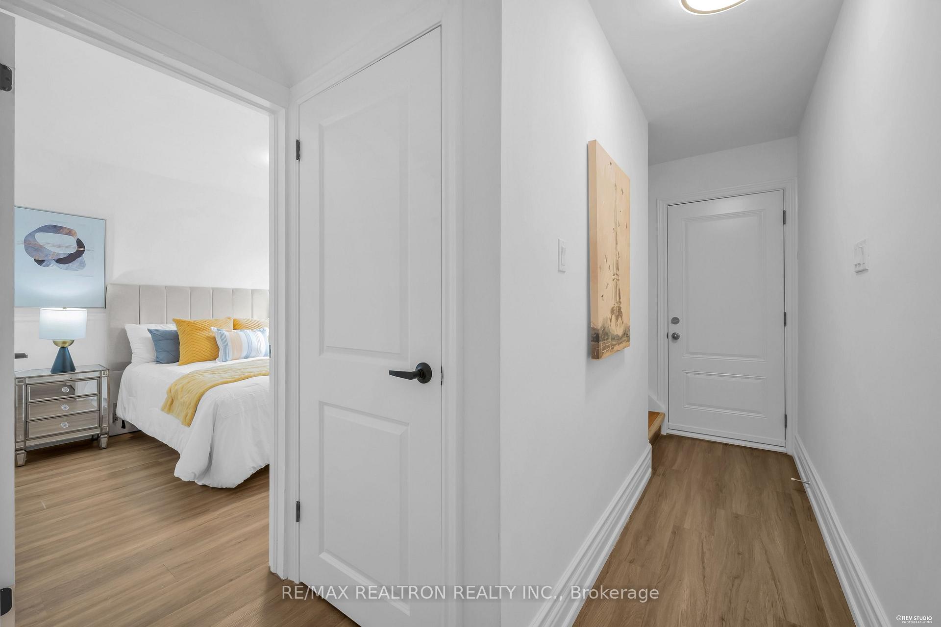 Photo 16 of 11 Harrow Drive, North York, Brookhaven-Amesbury — HOMEH