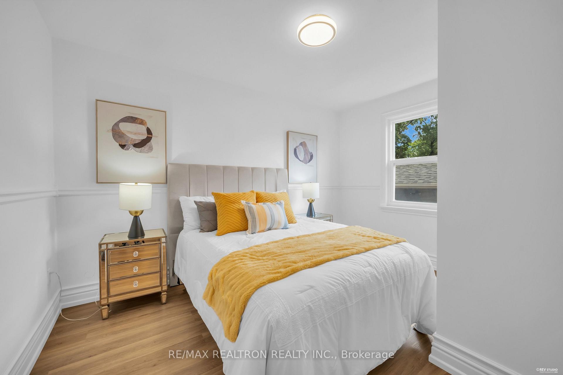 Photo 17 of 11 Harrow Drive, North York, Brookhaven-Amesbury — HOMEH