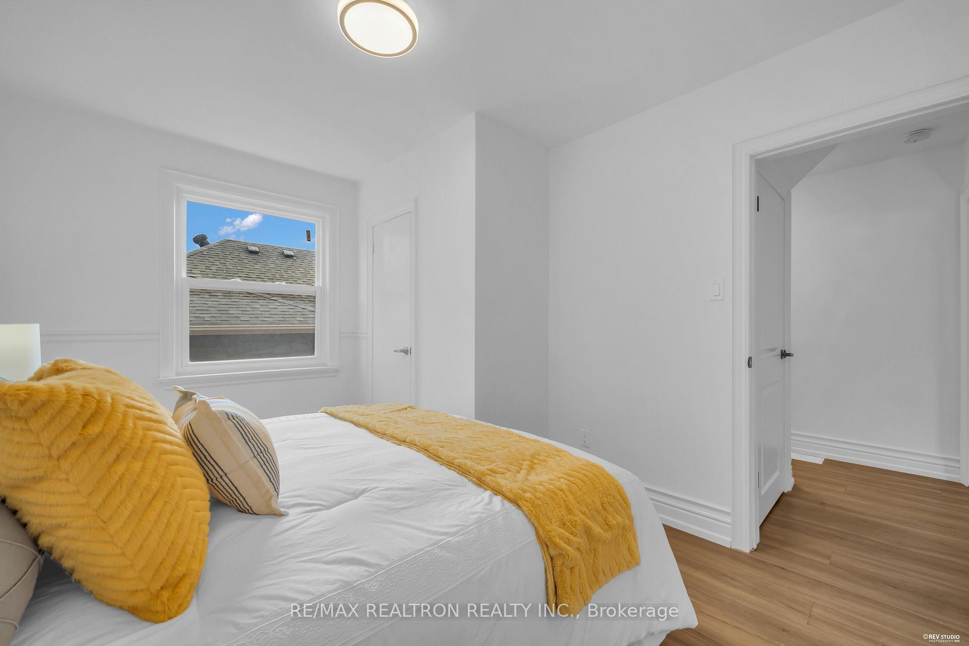 Photo 18 of 11 Harrow Drive, North York, Brookhaven-Amesbury — HOMEH