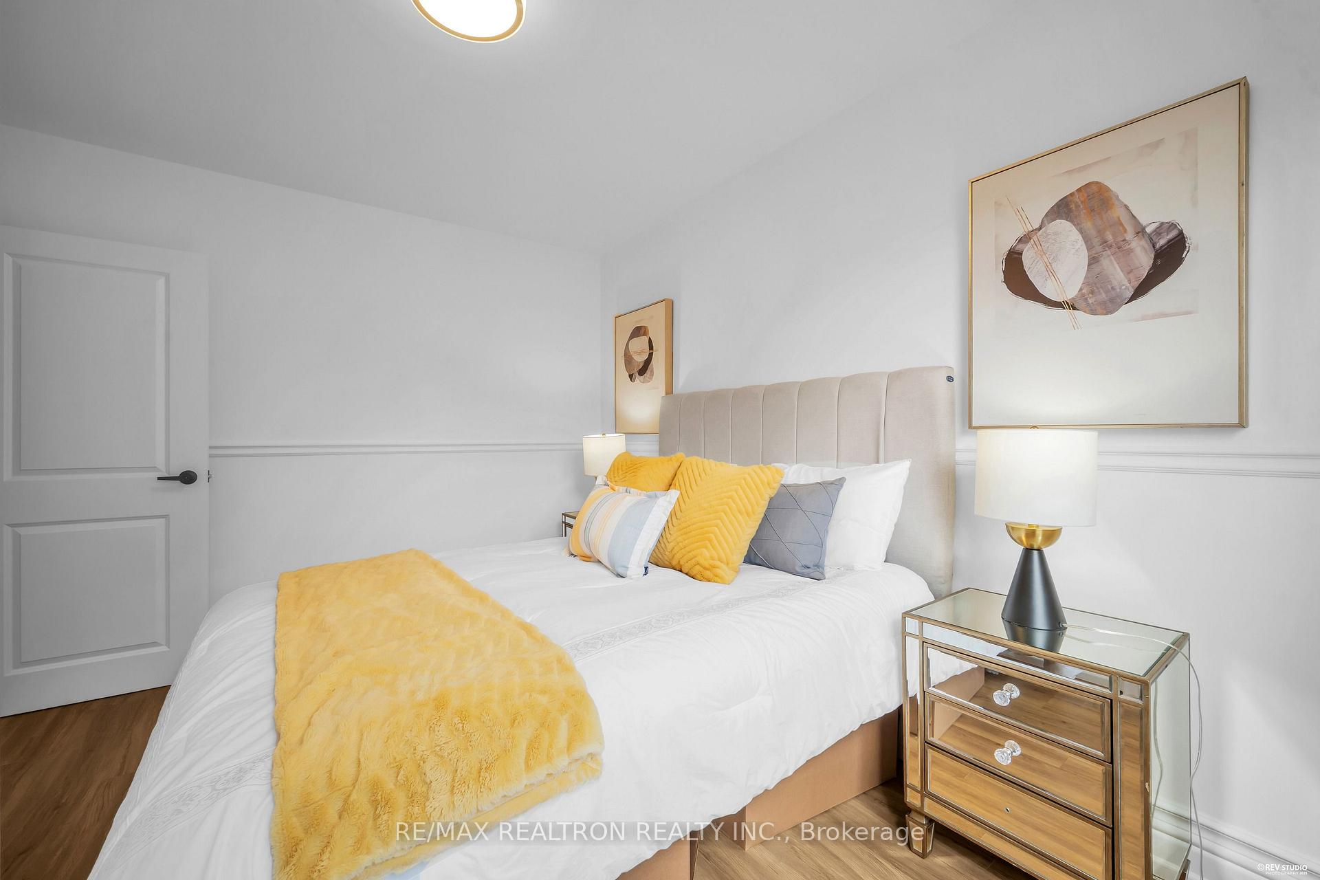 Photo 19 of 11 Harrow Drive, North York, Brookhaven-Amesbury — HOMEH