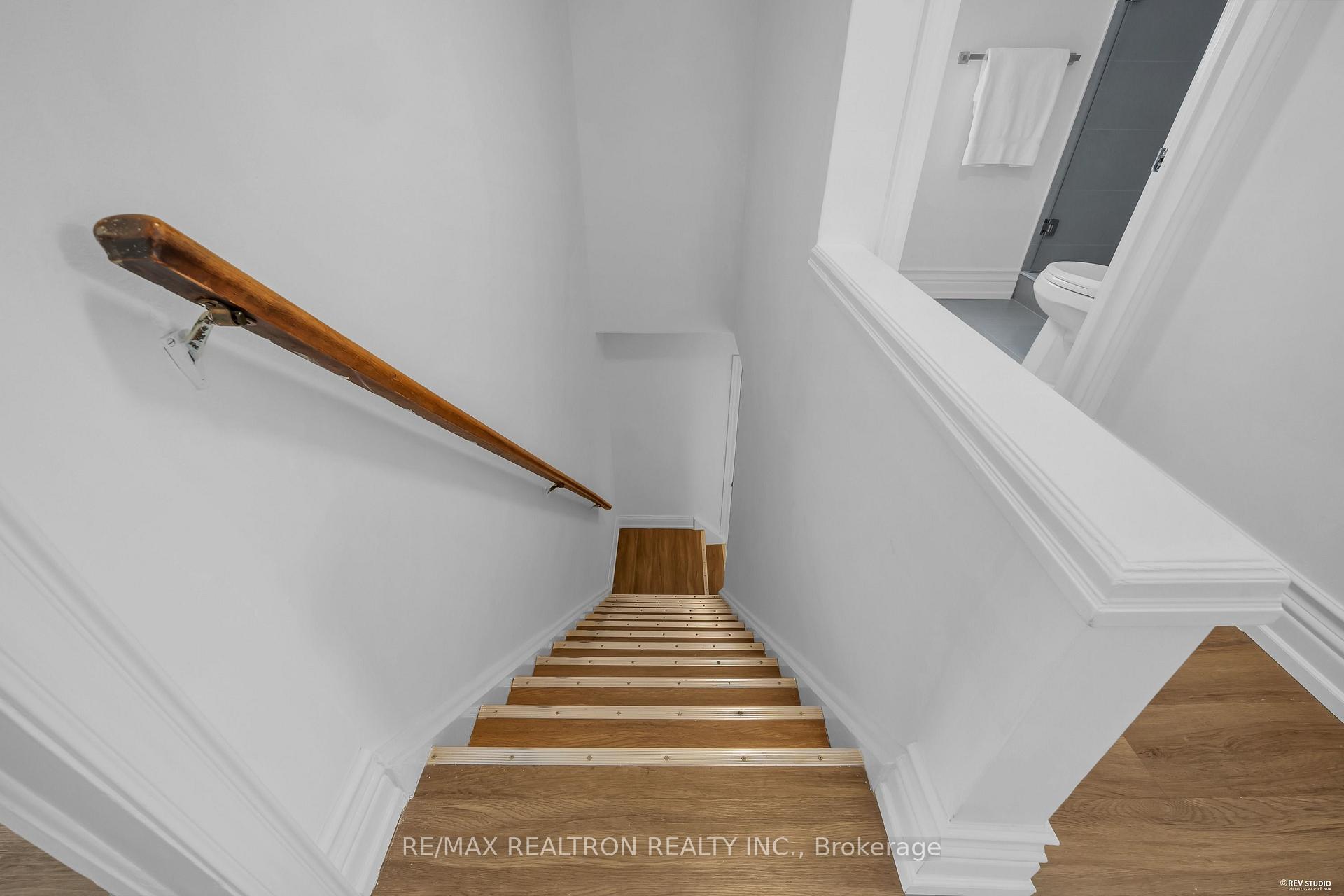 Photo 20 of 11 Harrow Drive, North York, Brookhaven-Amesbury — HOMEH