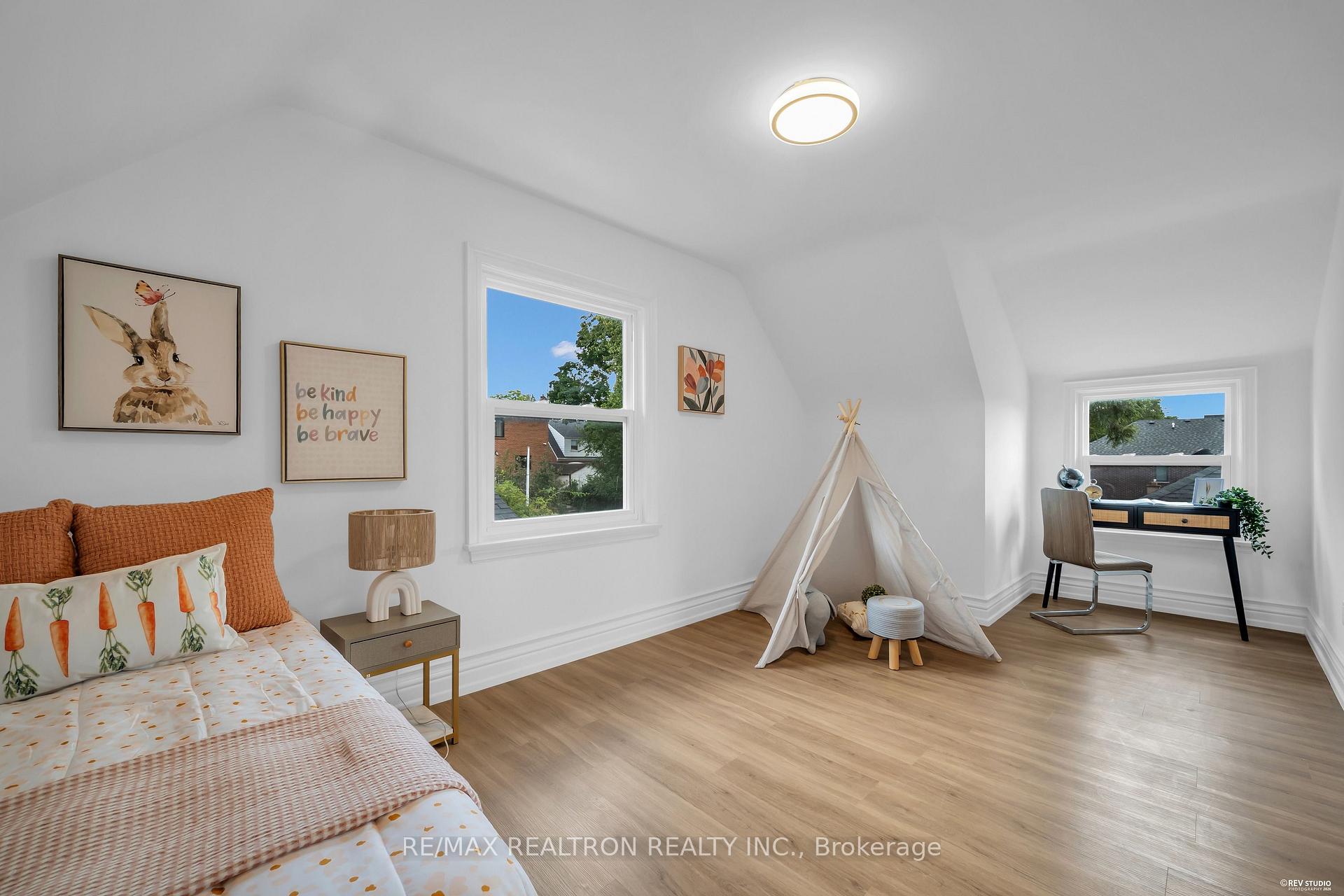 Photo 23 of 11 Harrow Drive, North York, Brookhaven-Amesbury — HOMEH