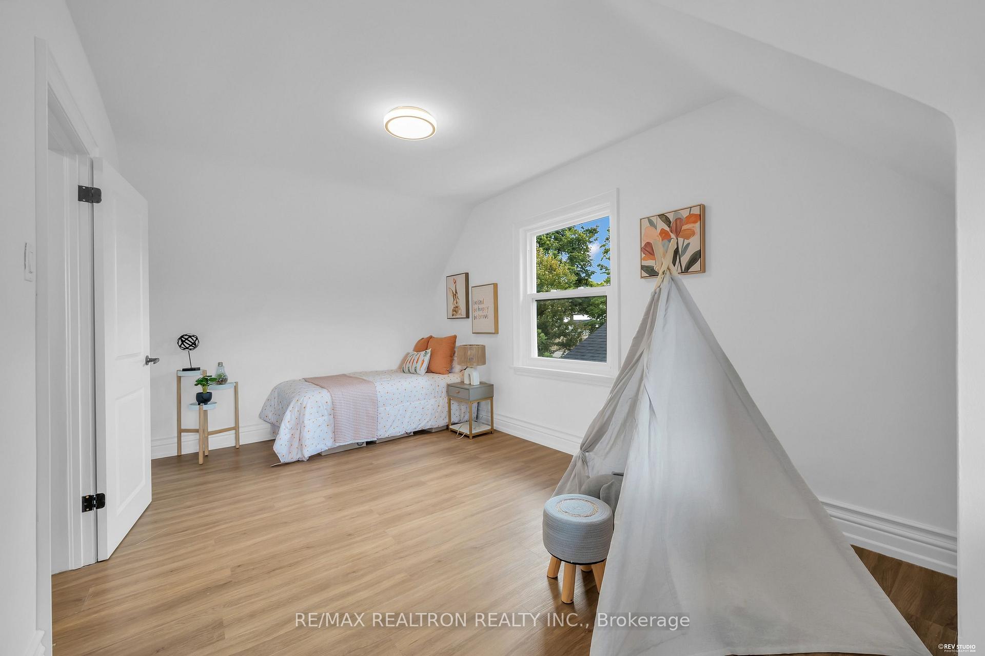 Photo 24 of 11 Harrow Drive, North York, Brookhaven-Amesbury — HOMEH
