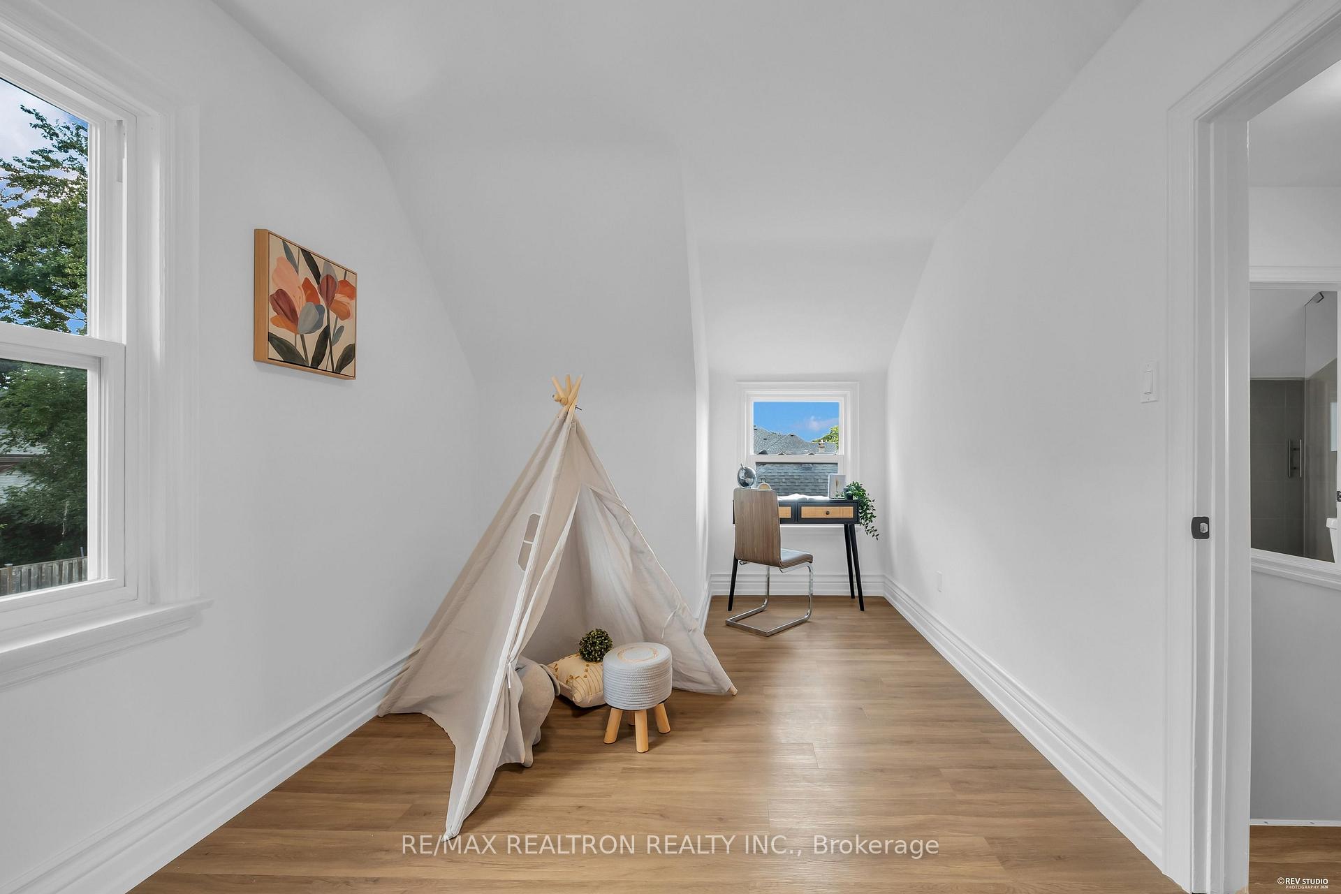 Photo 25 of 11 Harrow Drive, North York, Brookhaven-Amesbury — HOMEH