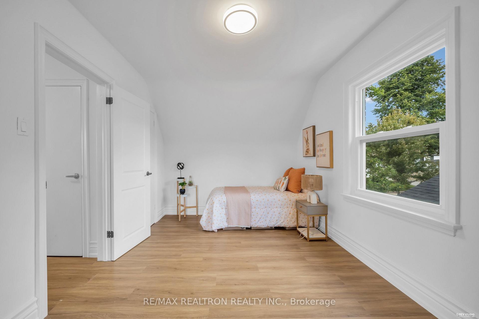 Photo 26 of 11 Harrow Drive, North York, Brookhaven-Amesbury — HOMEH