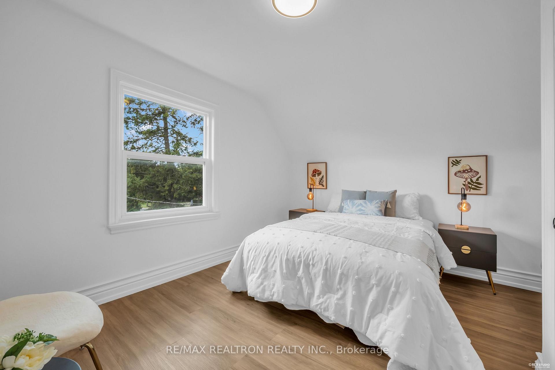 Photo 27 of 11 Harrow Drive, North York, Brookhaven-Amesbury — HOMEH