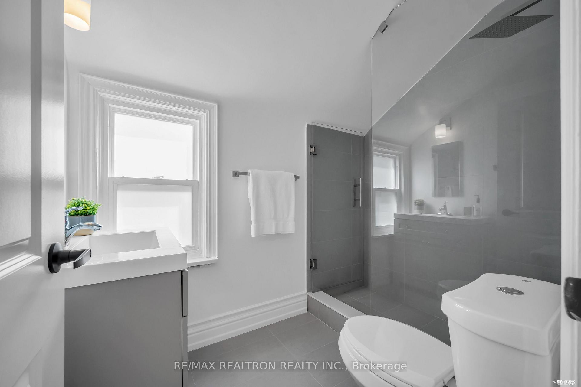 Photo 31 of 11 Harrow Drive, North York, Brookhaven-Amesbury — HOMEH