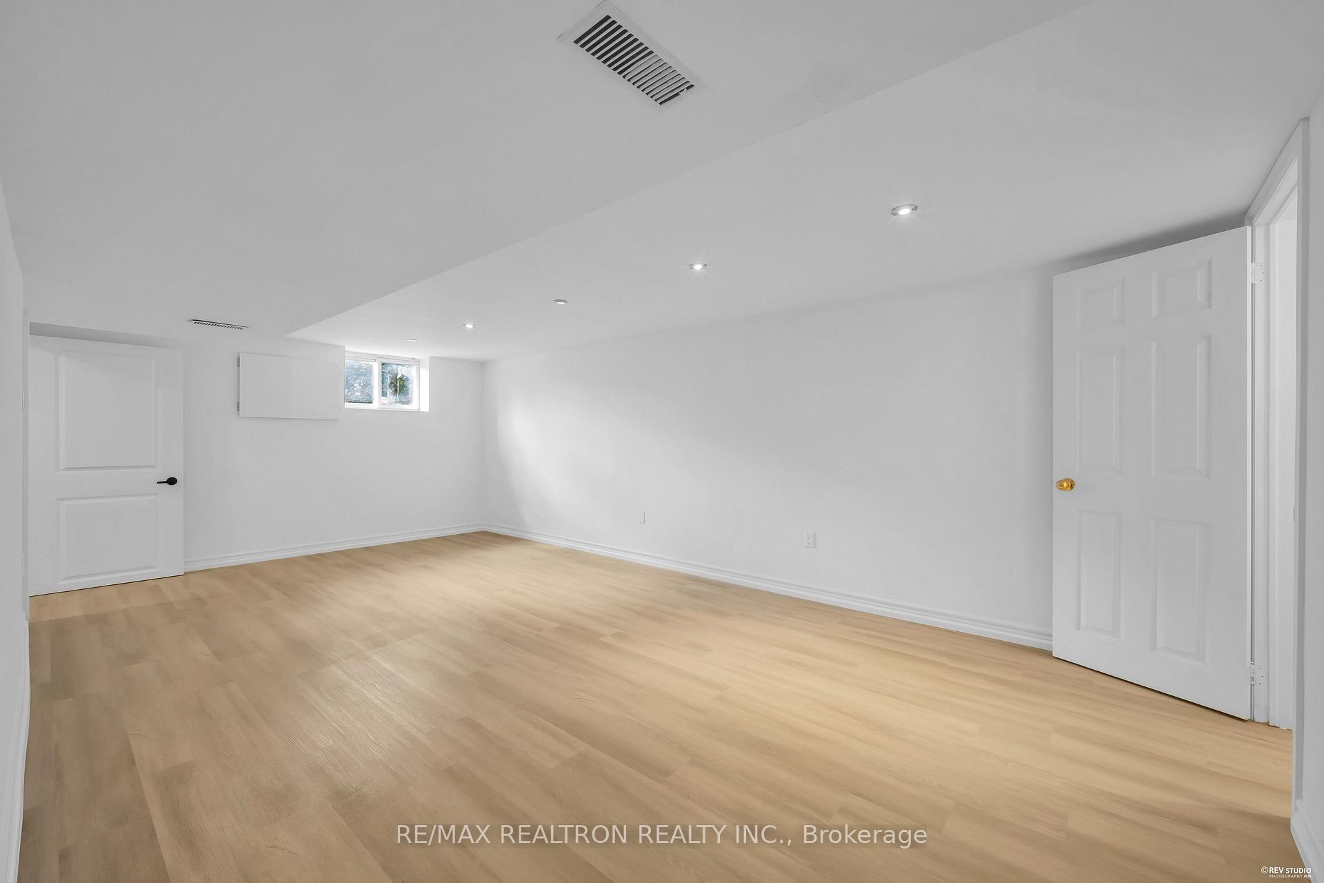 Photo 34 of 11 Harrow Drive, North York, Brookhaven-Amesbury — HOMEH
