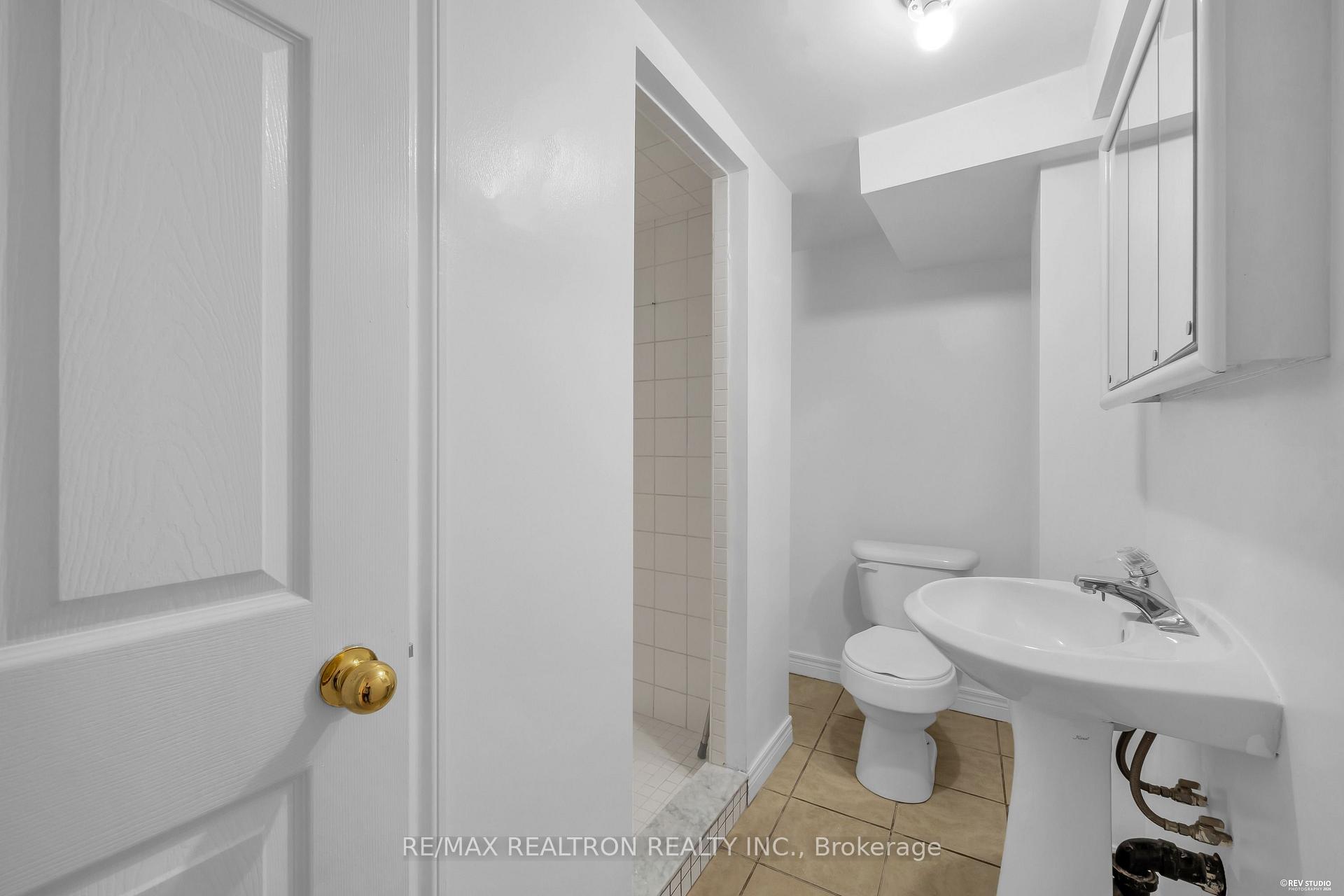 Photo 35 of 11 Harrow Drive, North York, Brookhaven-Amesbury — HOMEH