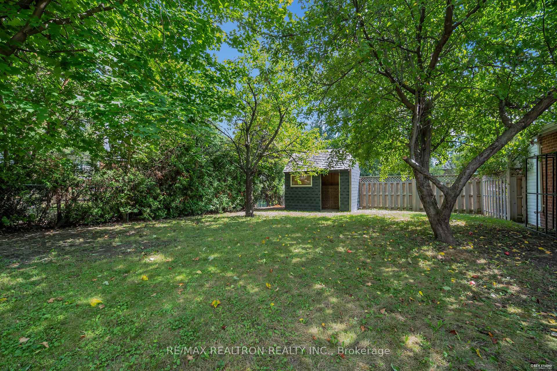 Photo 36 of 11 Harrow Drive, North York, Brookhaven-Amesbury — HOMEH