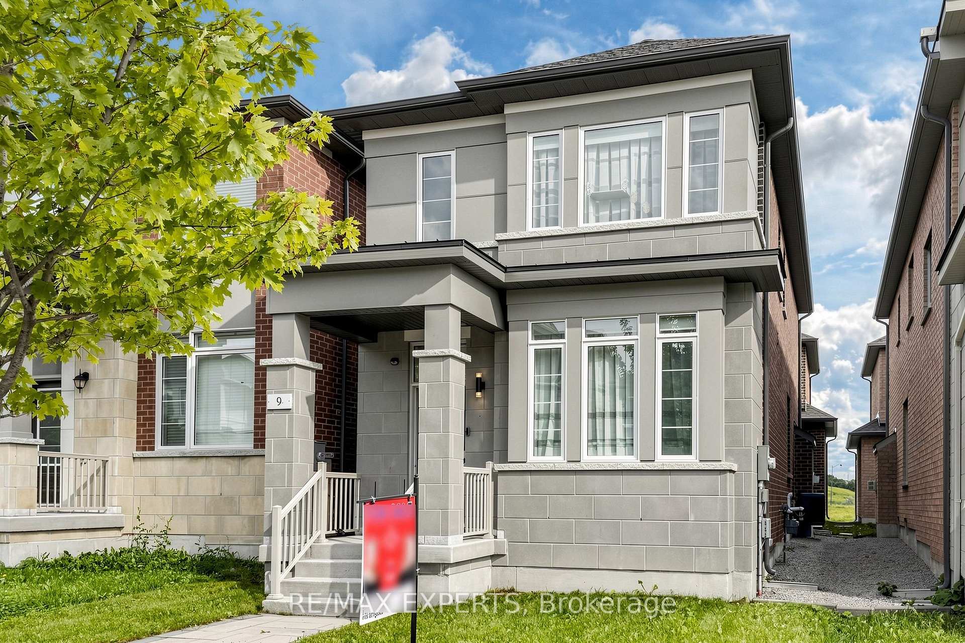 Photo 2 of 9 Applegate Drive, East Gwillimbury, Sharon — HOMEH