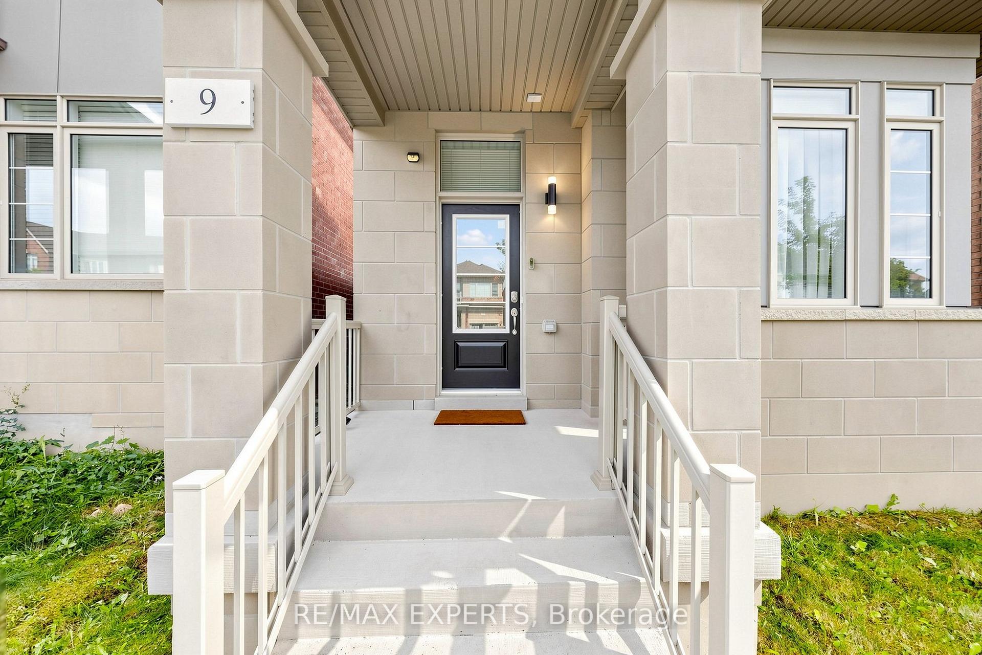 Photo 3 of 9 Applegate Drive, East Gwillimbury, Sharon — HOMEH
