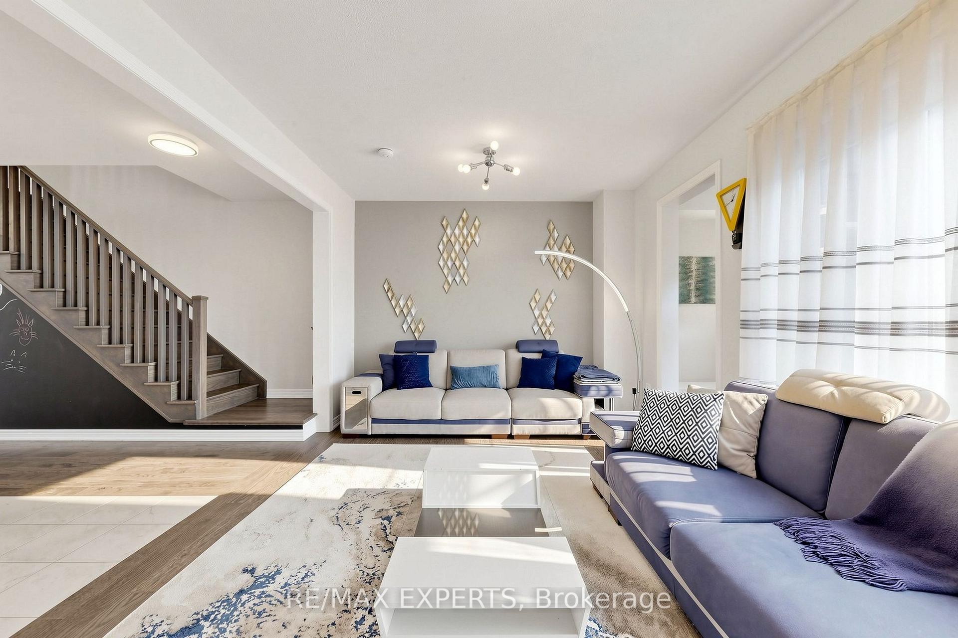 Photo 5 of 9 Applegate Drive, East Gwillimbury, Sharon — HOMEH