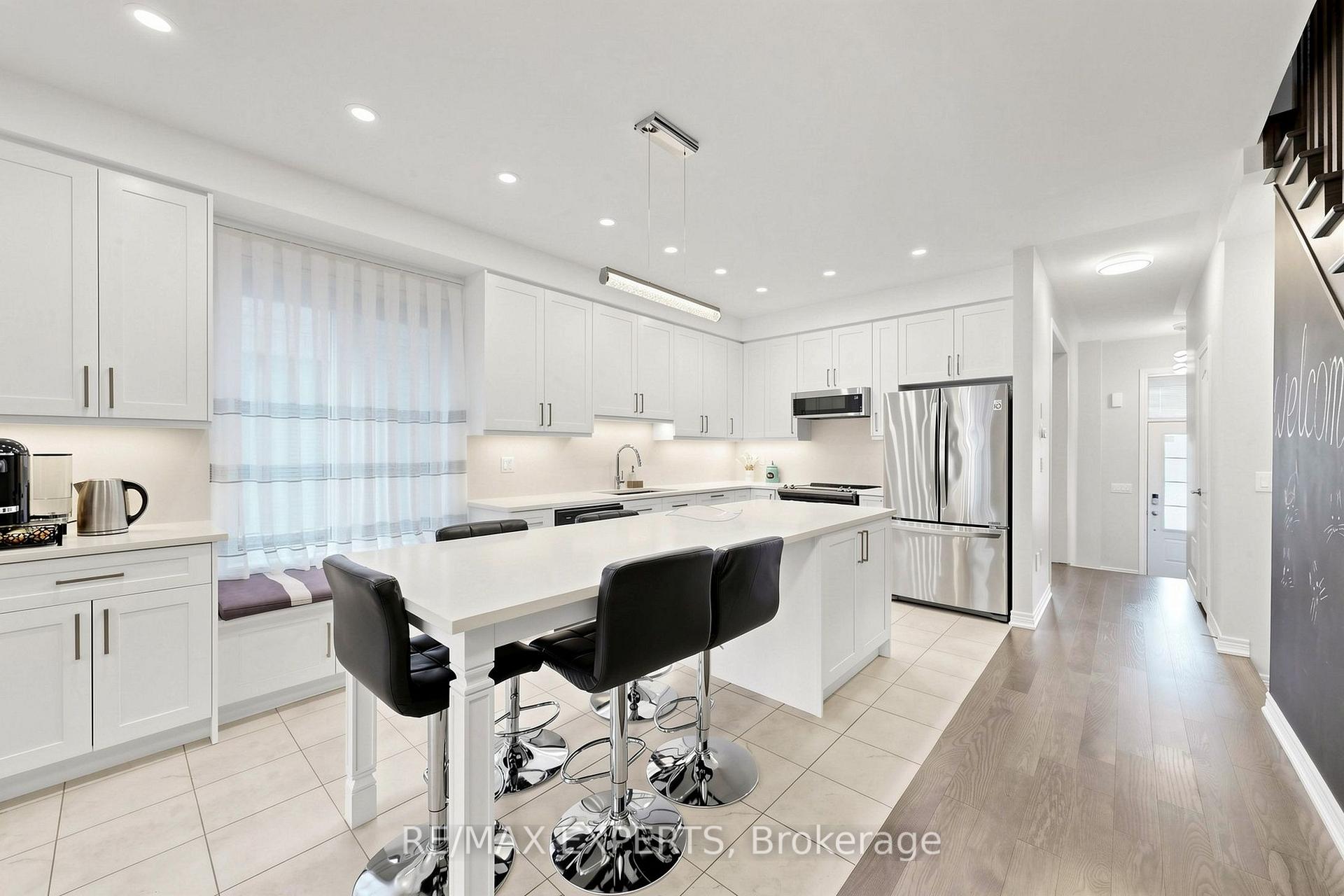 Photo 12 of 9 Applegate Drive, East Gwillimbury, Sharon — HOMEH