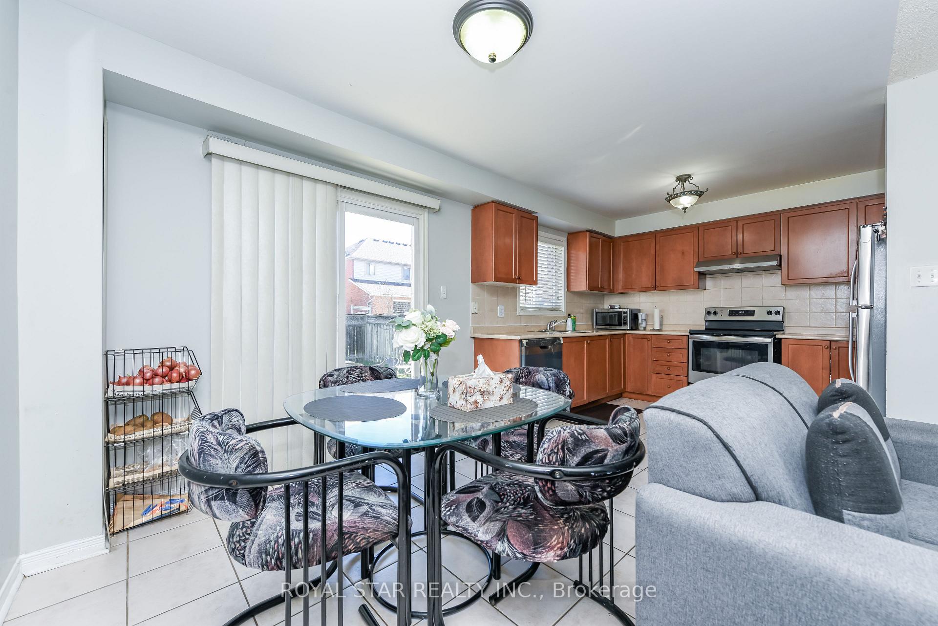 Photo 18 of 33 Coppermill Drive, Brampton, Northwest Sandalwood Parkway — HOMEH