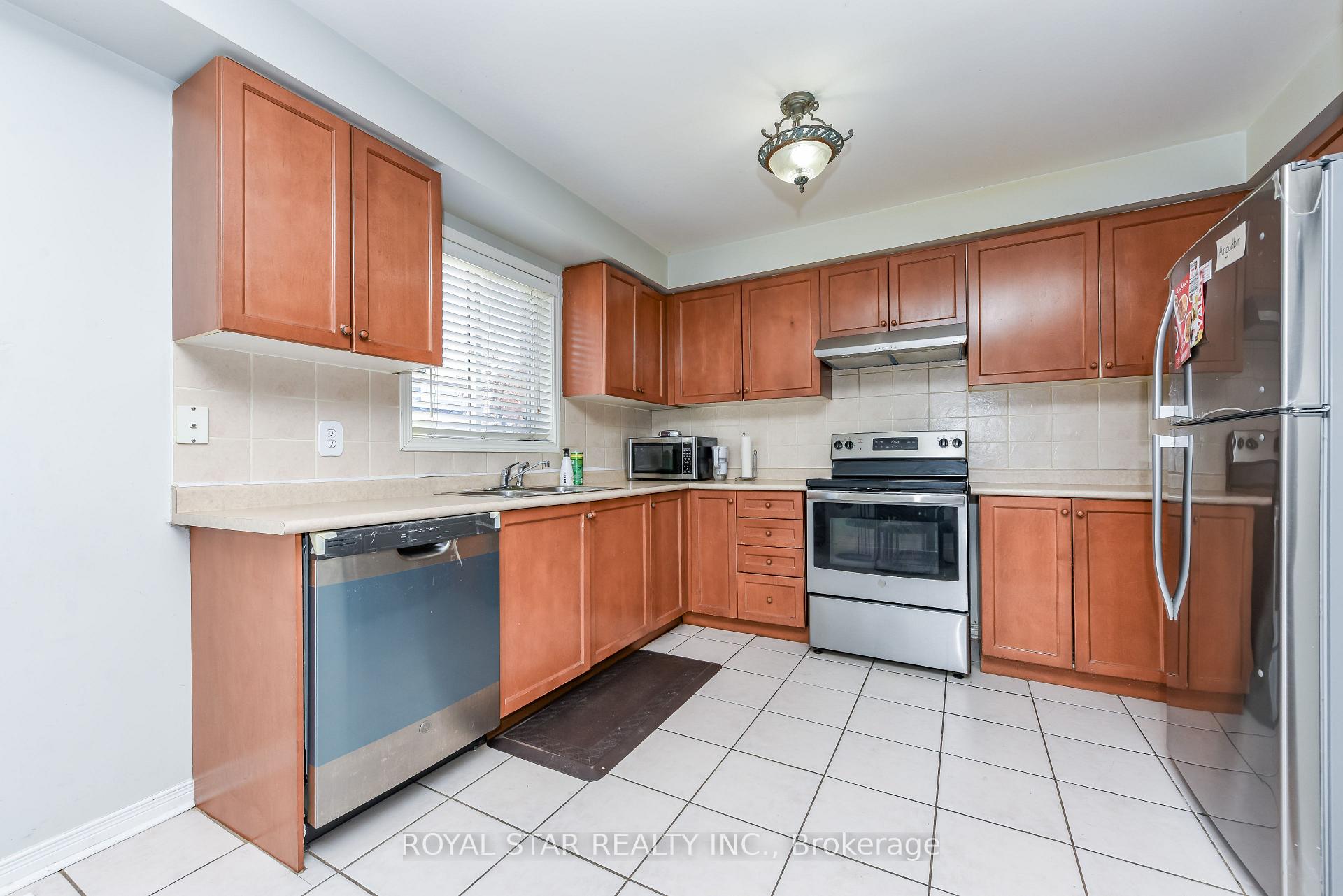 Photo 19 of 33 Coppermill Drive, Brampton, Northwest Sandalwood Parkway — HOMEH
