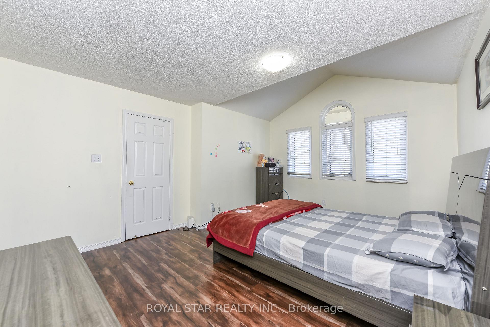 Photo 30 of 33 Coppermill Drive, Brampton, Northwest Sandalwood Parkway — HOMEH