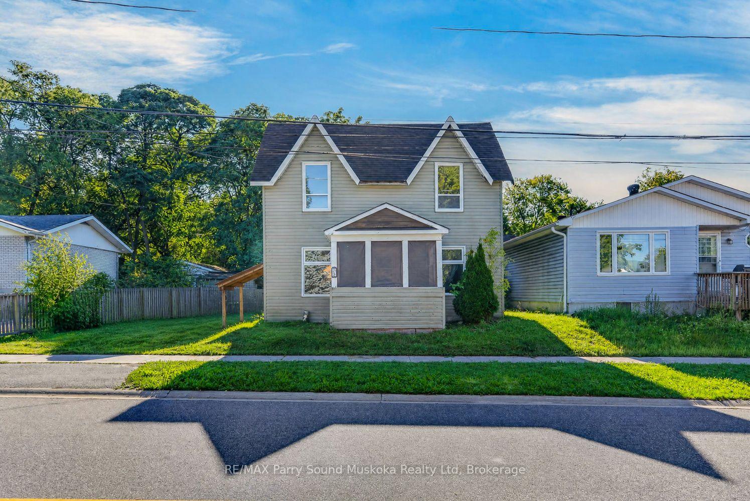 Photo 2 of 5 Wakefield Street, Parry Sound — HOMEH