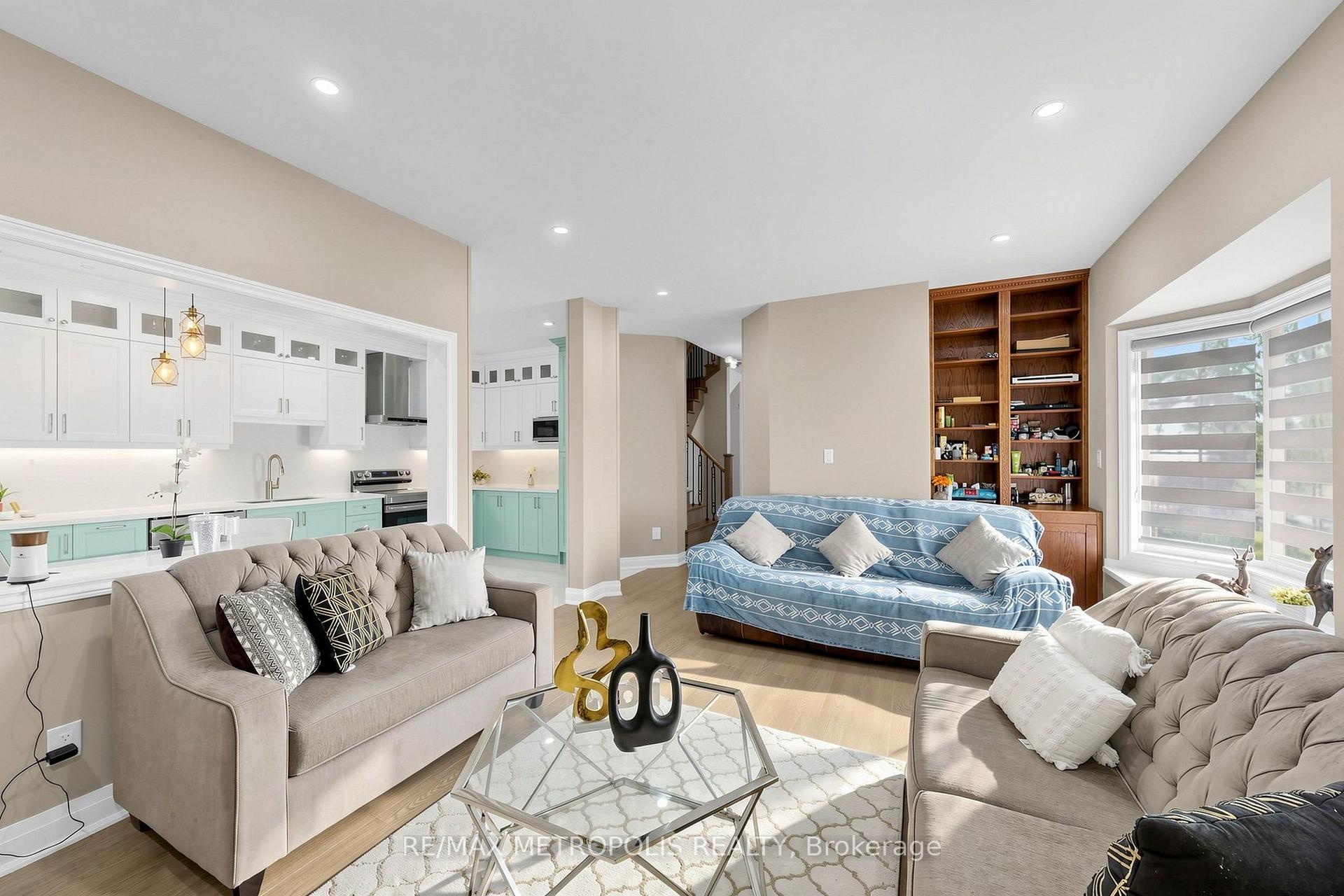 Photo 9 of 115 Sandway Crescent, Vaughan, Maple — HOMEH
