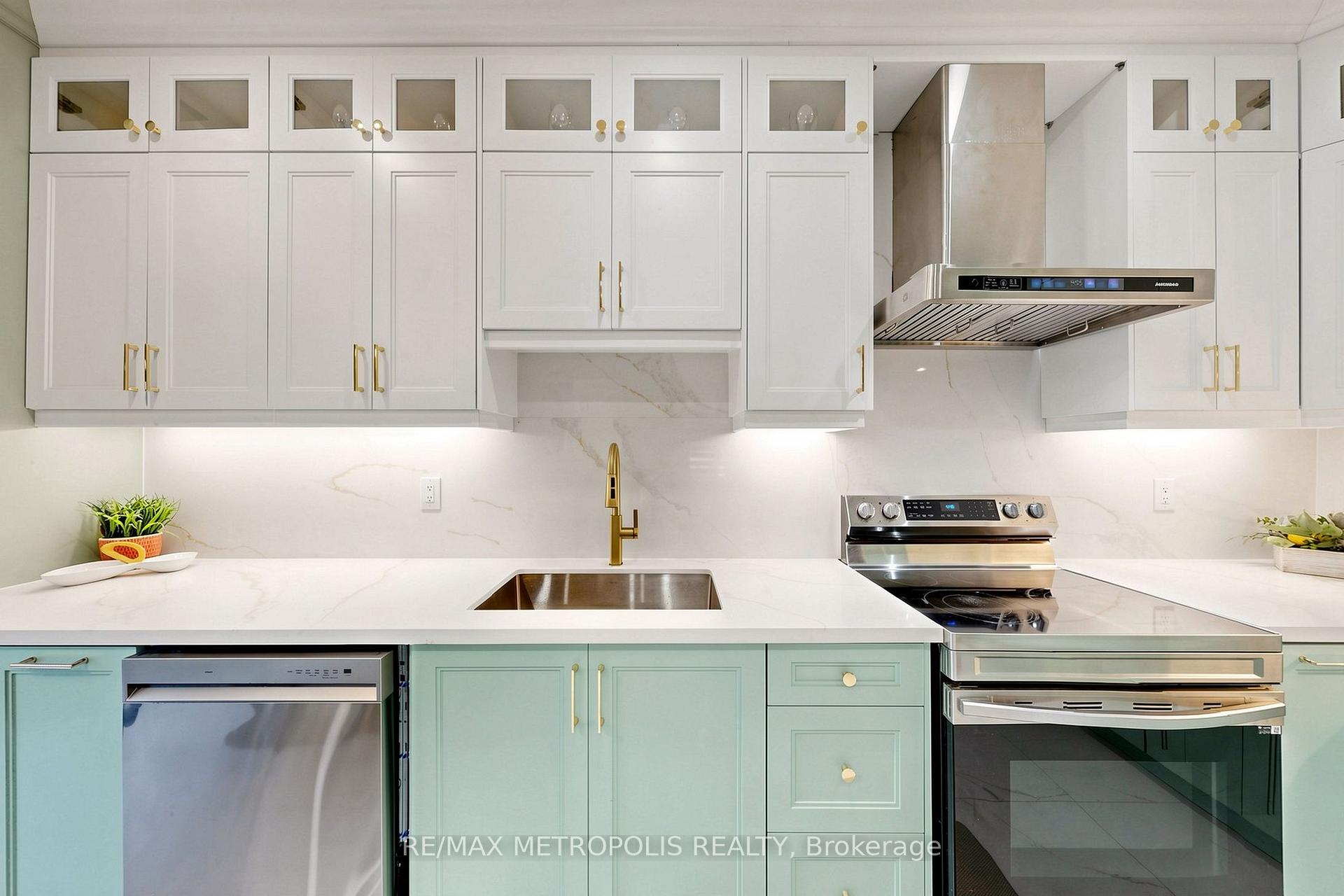 Photo 10 of 115 Sandway Crescent, Vaughan, Maple — HOMEH