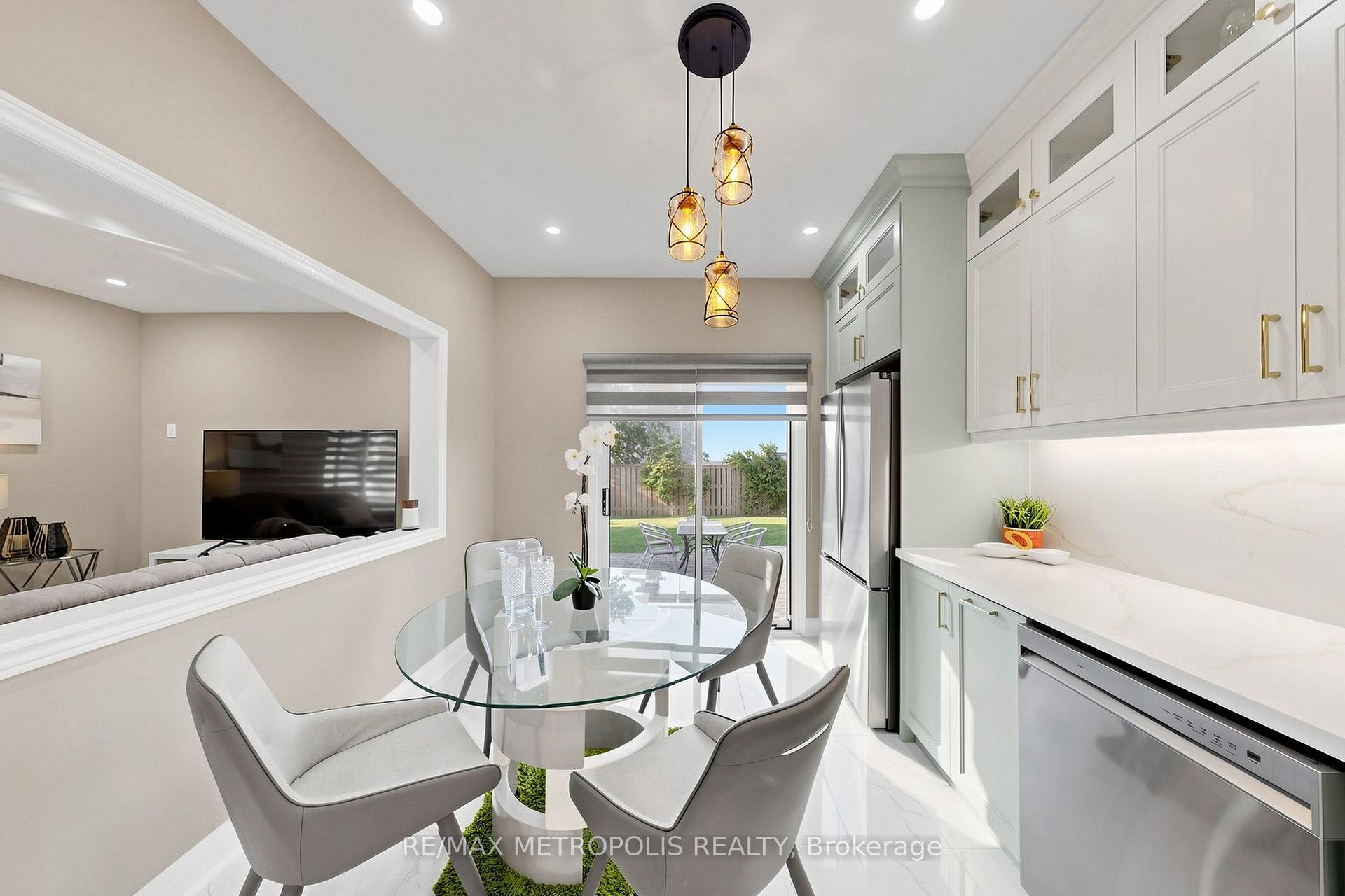 Photo 14 of 115 Sandway Crescent, Vaughan, Maple — HOMEH