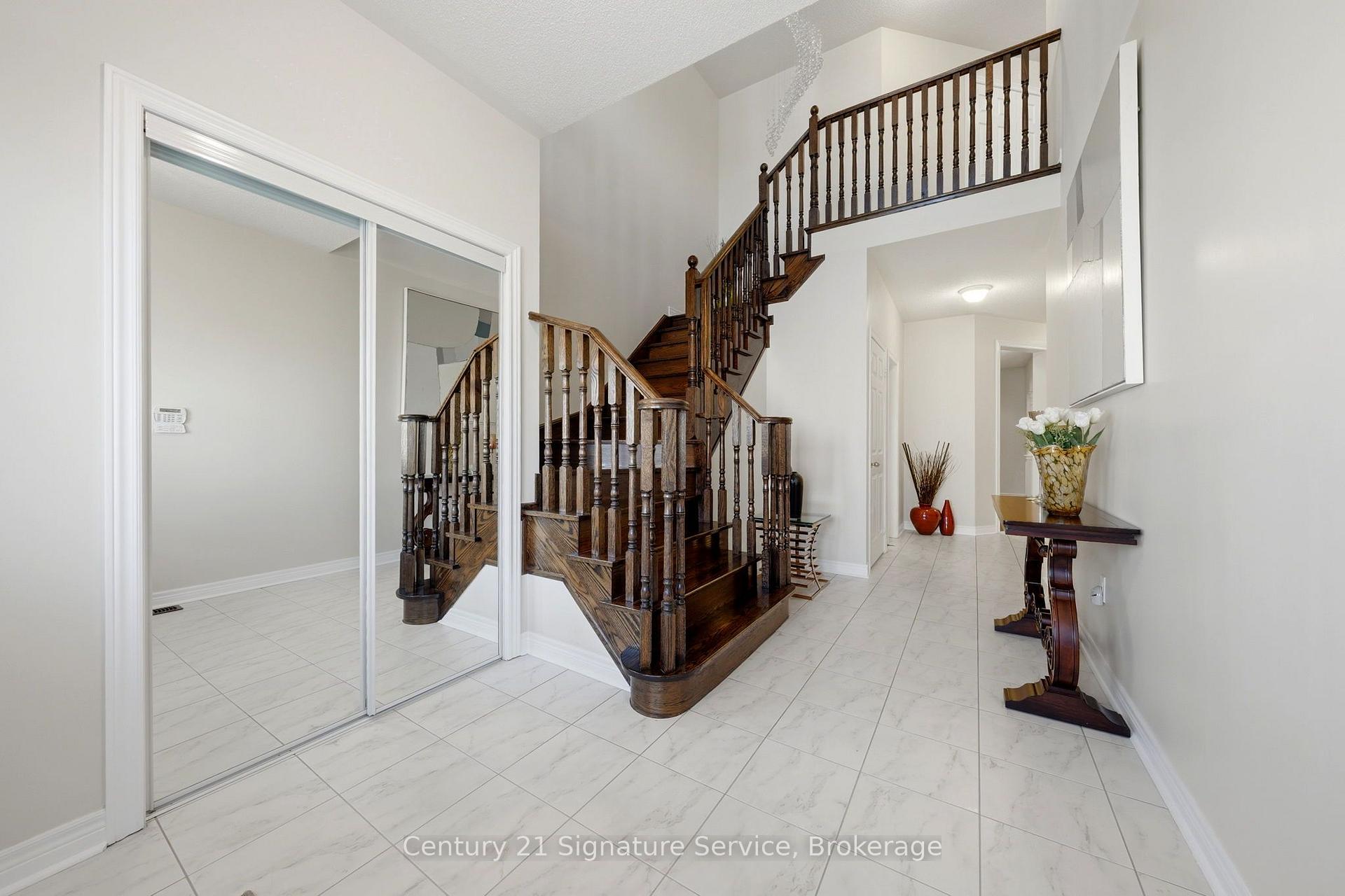 Photo 4 of 322 Comiskey Crescent, Mississauga, Meadowvale Village — HOMEH