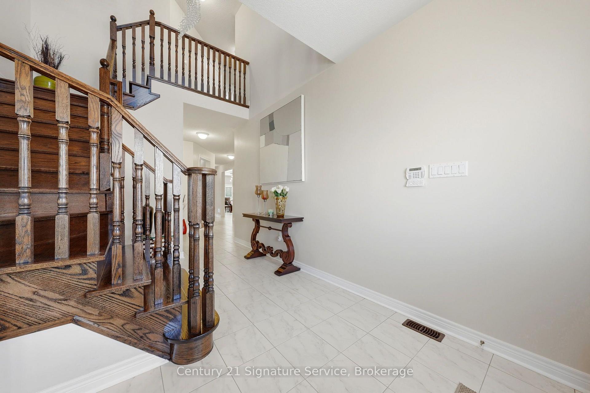 Photo 5 of 322 Comiskey Crescent, Mississauga, Meadowvale Village — HOMEH