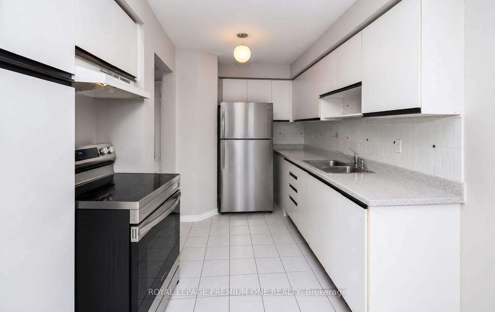 Photo 4 of 919 Caribou Valley Circle, Newmarket, Armitage — HOMEH