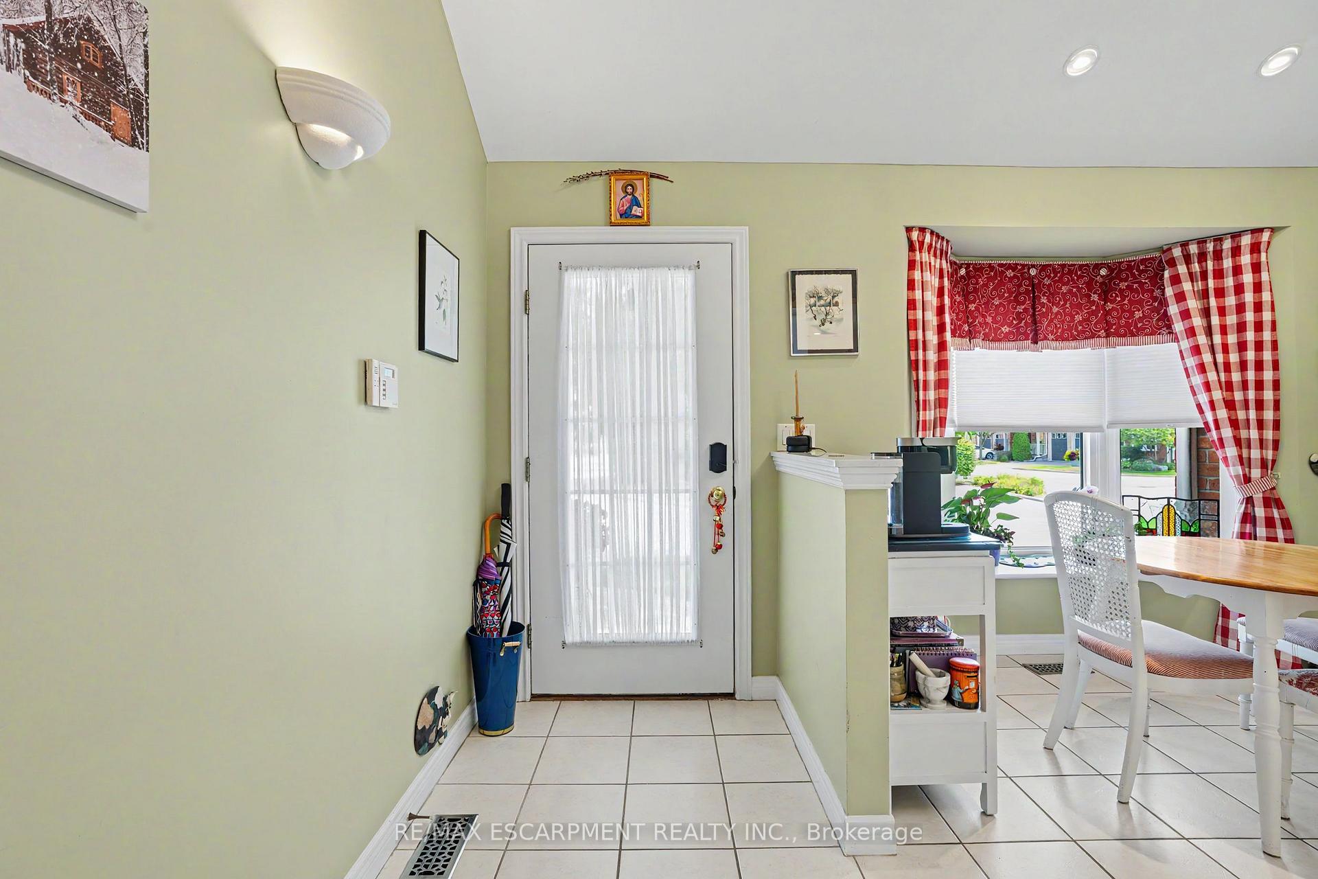 Photo 4 of Unit 6, 1275 Stephenson Drive, Burlington, Brant — HOMEH