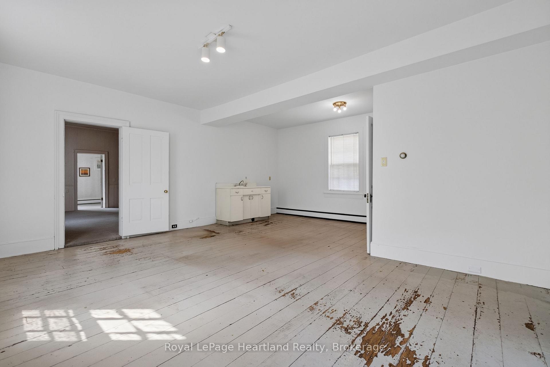 Photo 8 of 18 Nelson Street E, Goderich, Goderich (Town) — HOMEH