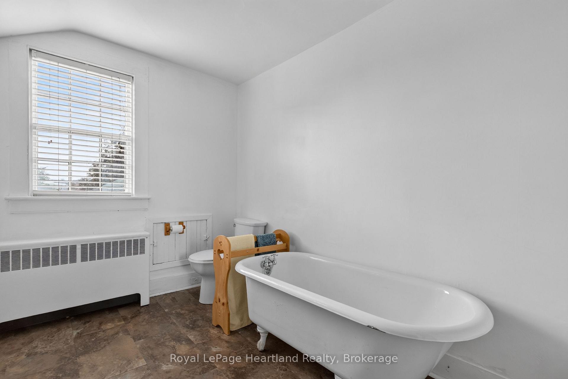Photo 22 of 18 Nelson Street E, Goderich, Goderich (Town) — HOMEH