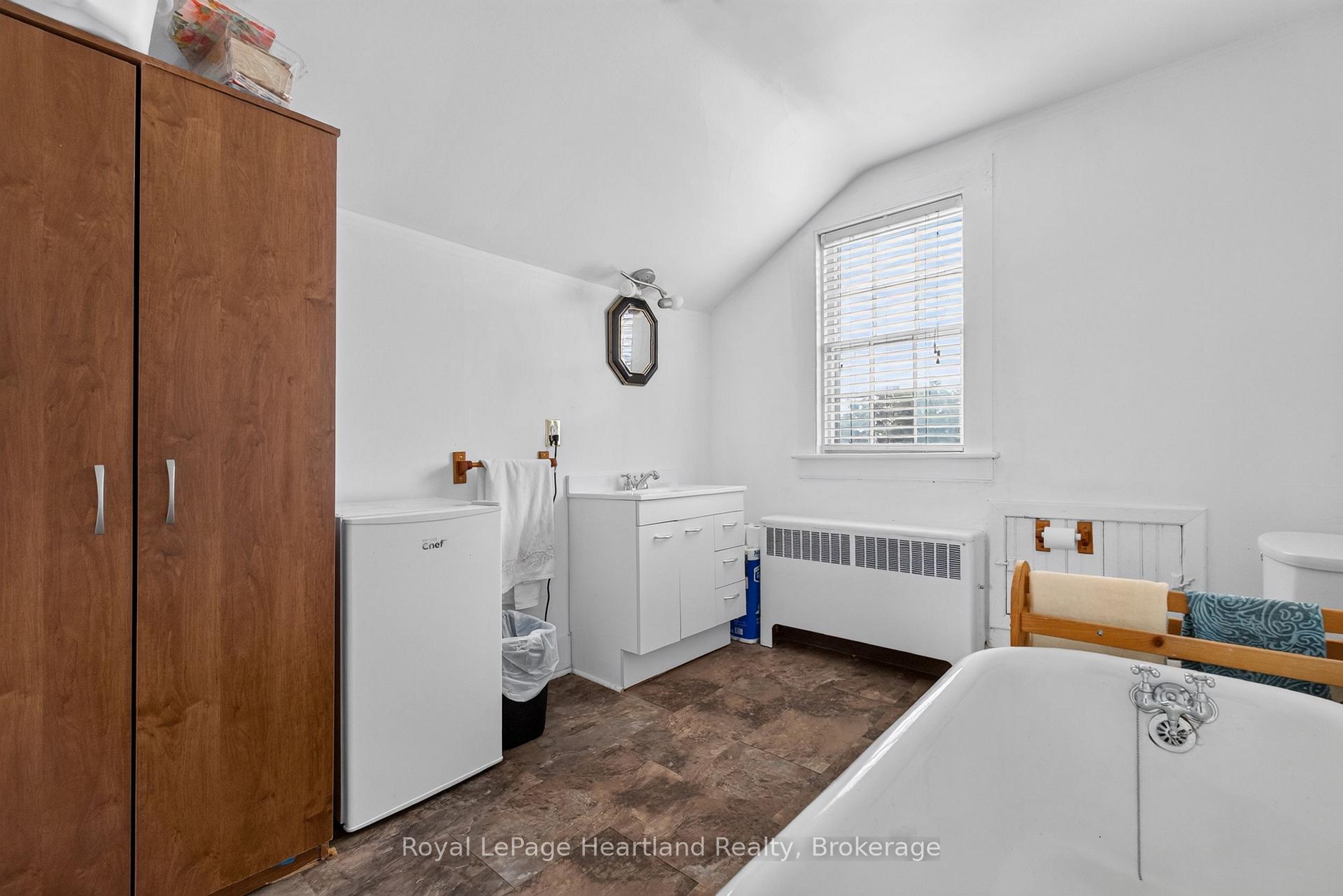 Photo 23 of 18 Nelson Street E, Goderich, Goderich (Town) — HOMEH