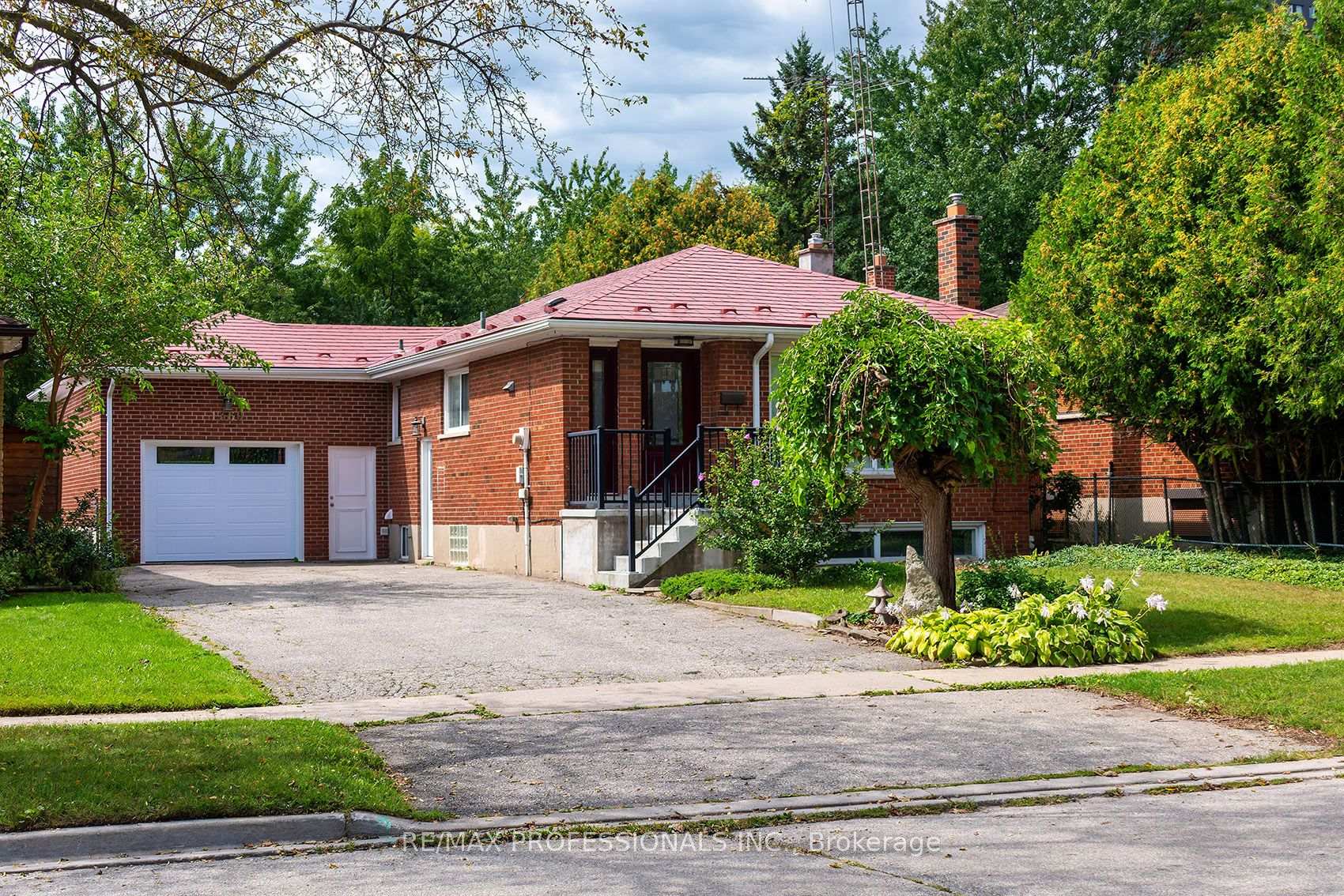 Photo 1 of 1360 Lewisham Drive, Mississauga, Clarkson — HOMEH