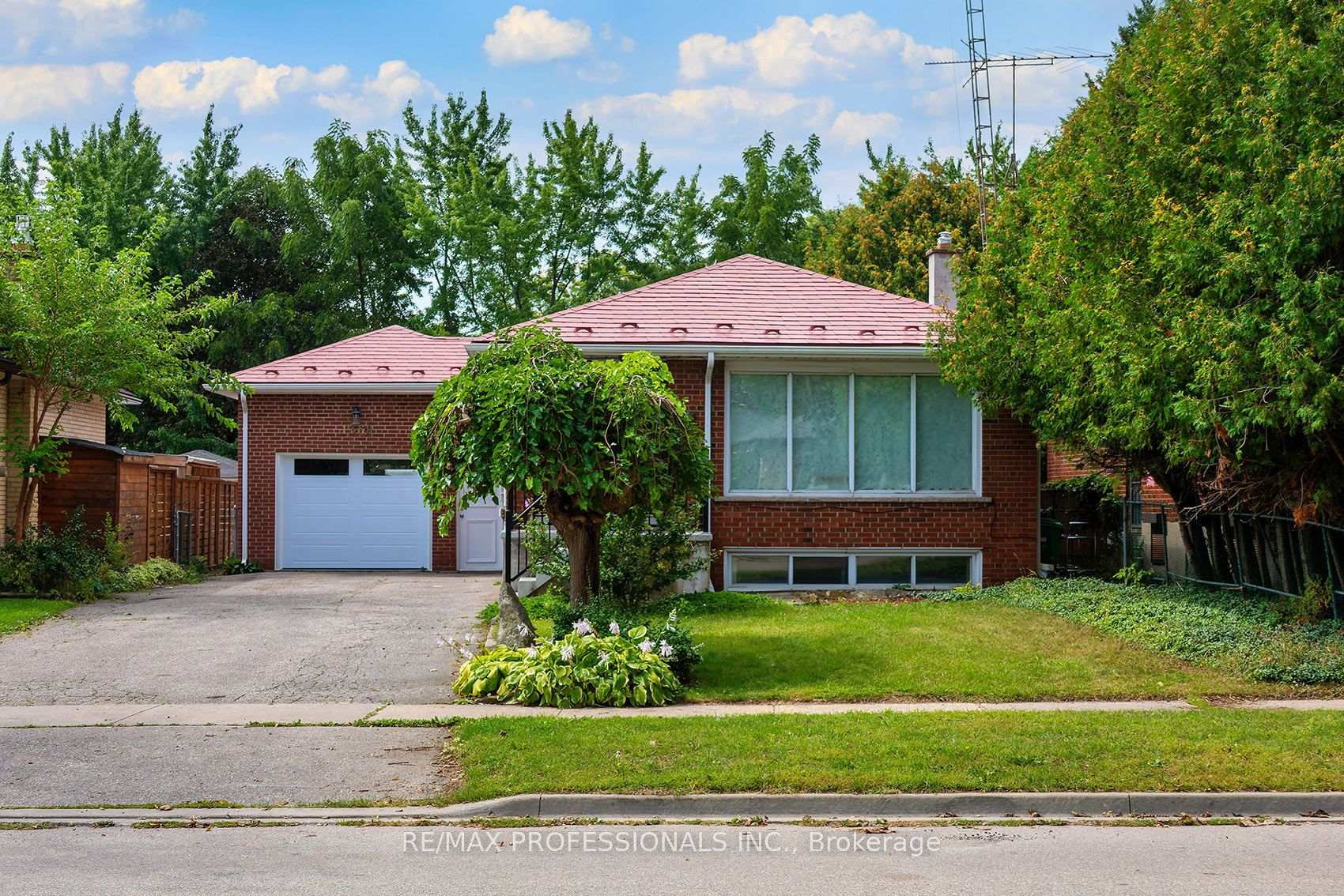 Photo 3 of 1360 Lewisham Drive, Mississauga, Clarkson — HOMEH