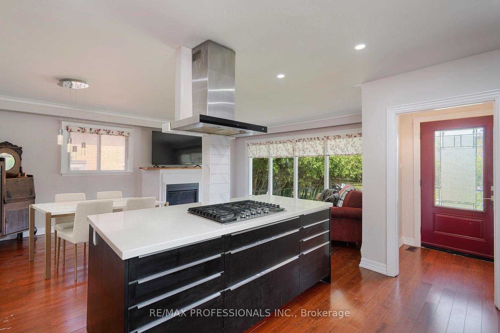 Photo 9 of 1360 Lewisham Drive, Mississauga, Clarkson — HOMEH
