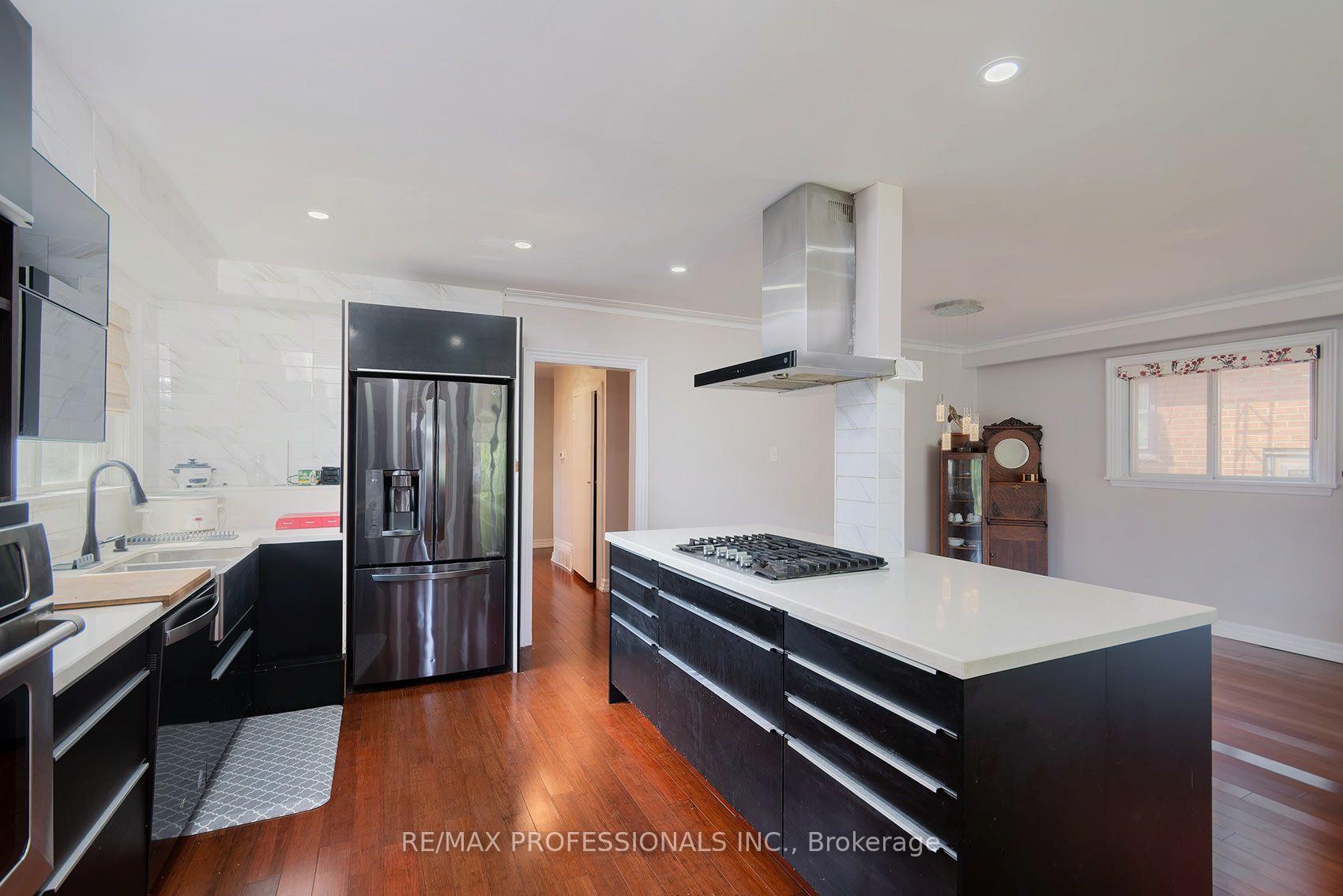 Photo 11 of 1360 Lewisham Drive, Mississauga, Clarkson — HOMEH