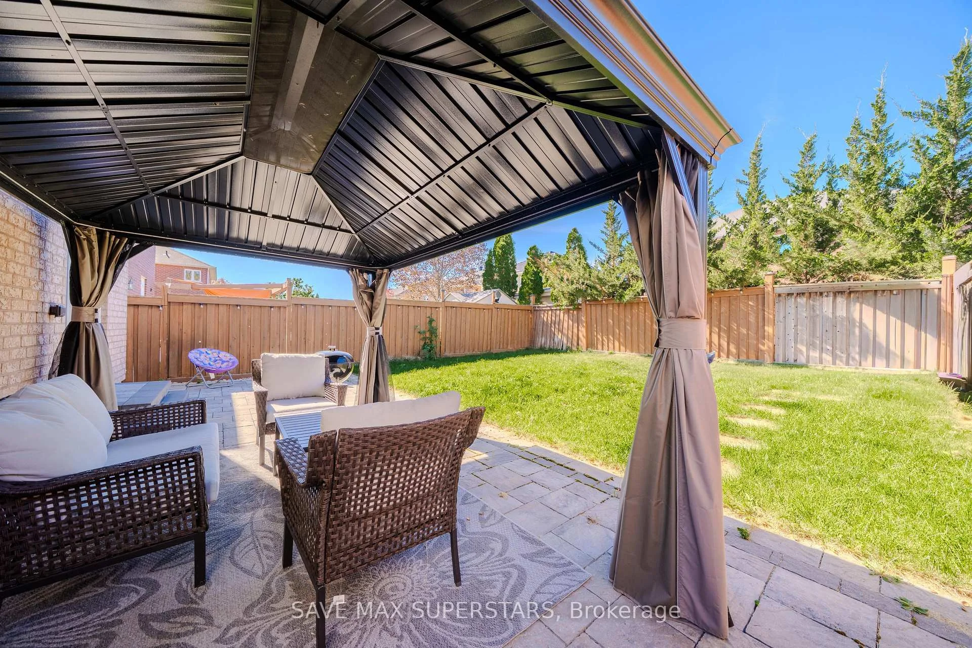 Photo 6 of 28 Versailles Crescent, Barrie, Innis-Shore — HOMEH