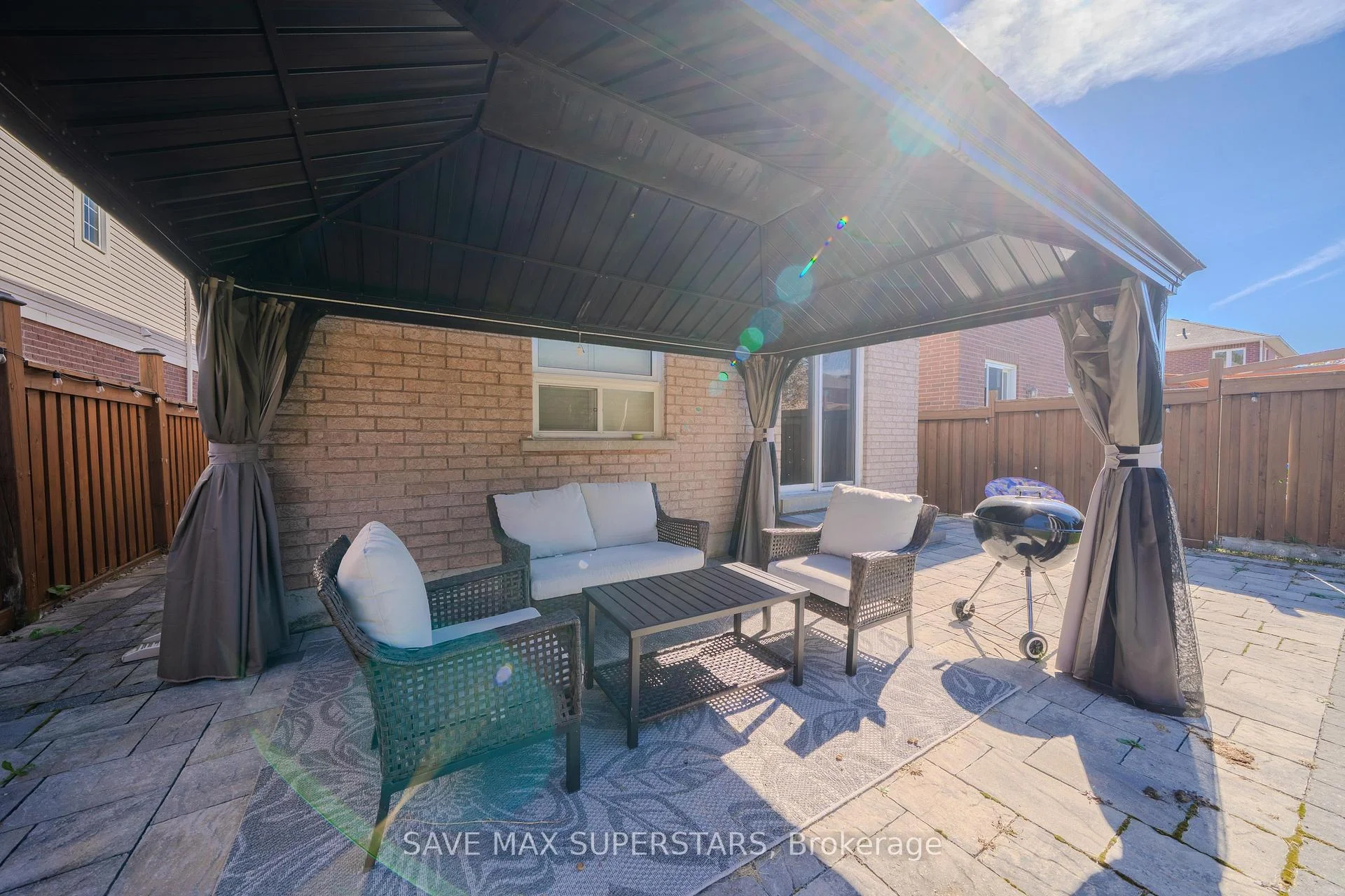 Photo 11 of 28 Versailles Crescent, Barrie, Innis-Shore — HOMEH