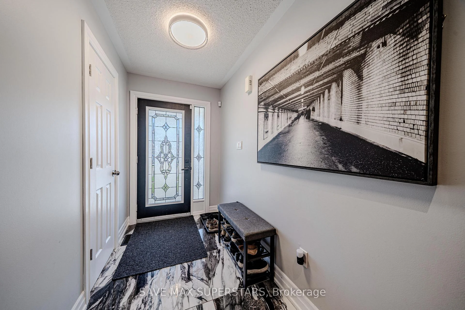Photo 13 of 28 Versailles Crescent, Barrie, Innis-Shore — HOMEH