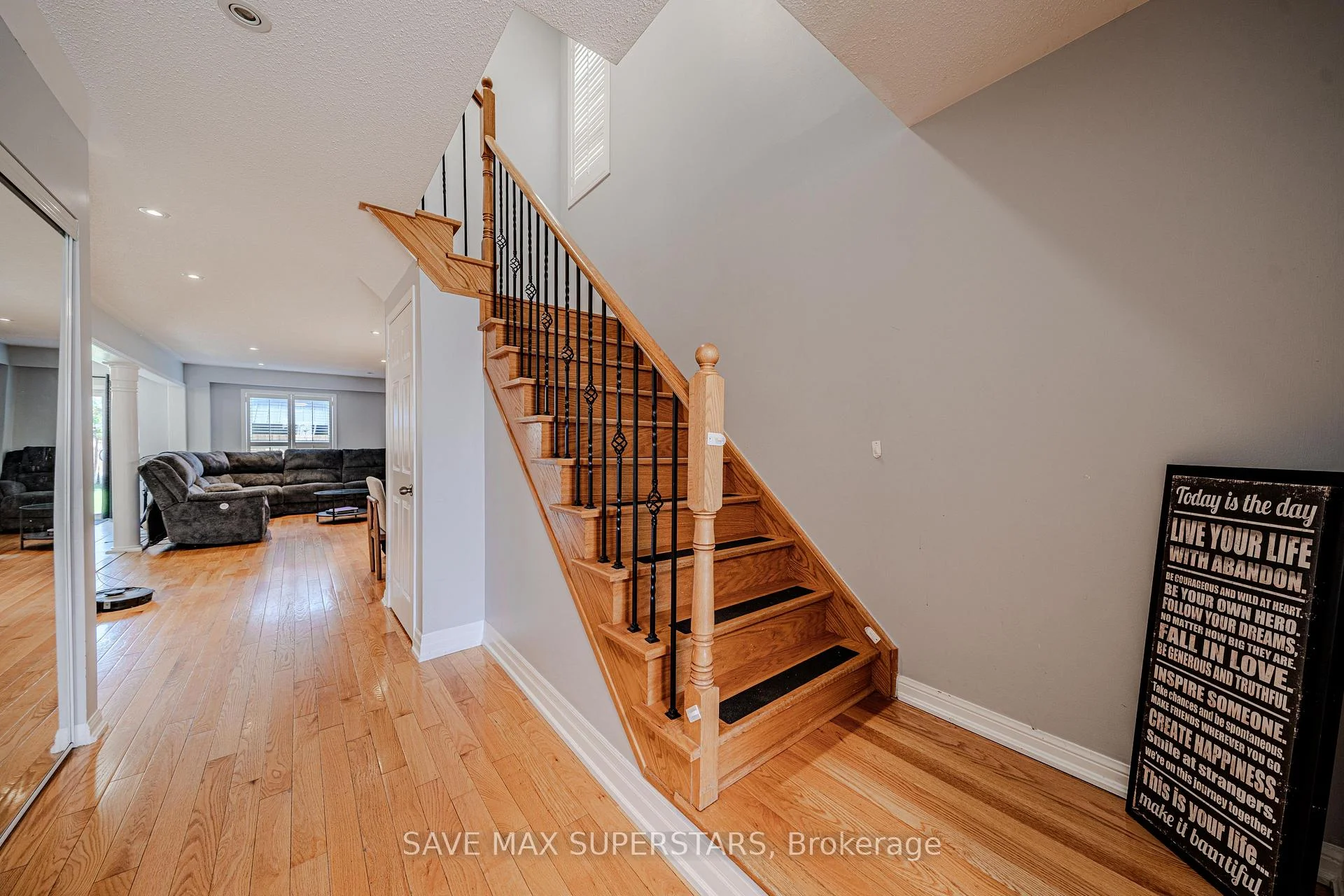 Photo 15 of 28 Versailles Crescent, Barrie, Innis-Shore — HOMEH