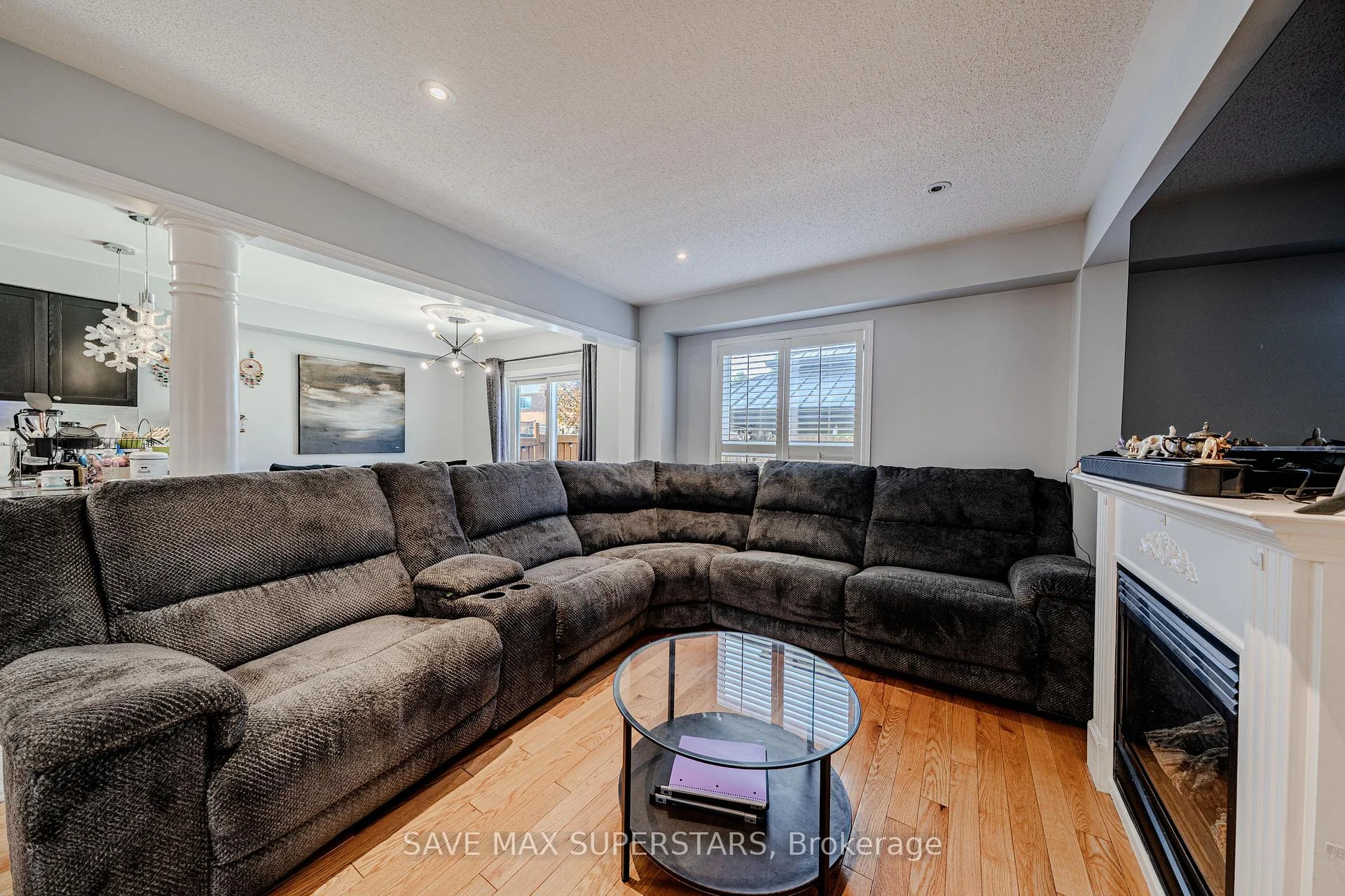 Photo 17 of 28 Versailles Crescent, Barrie, Innis-Shore — HOMEH